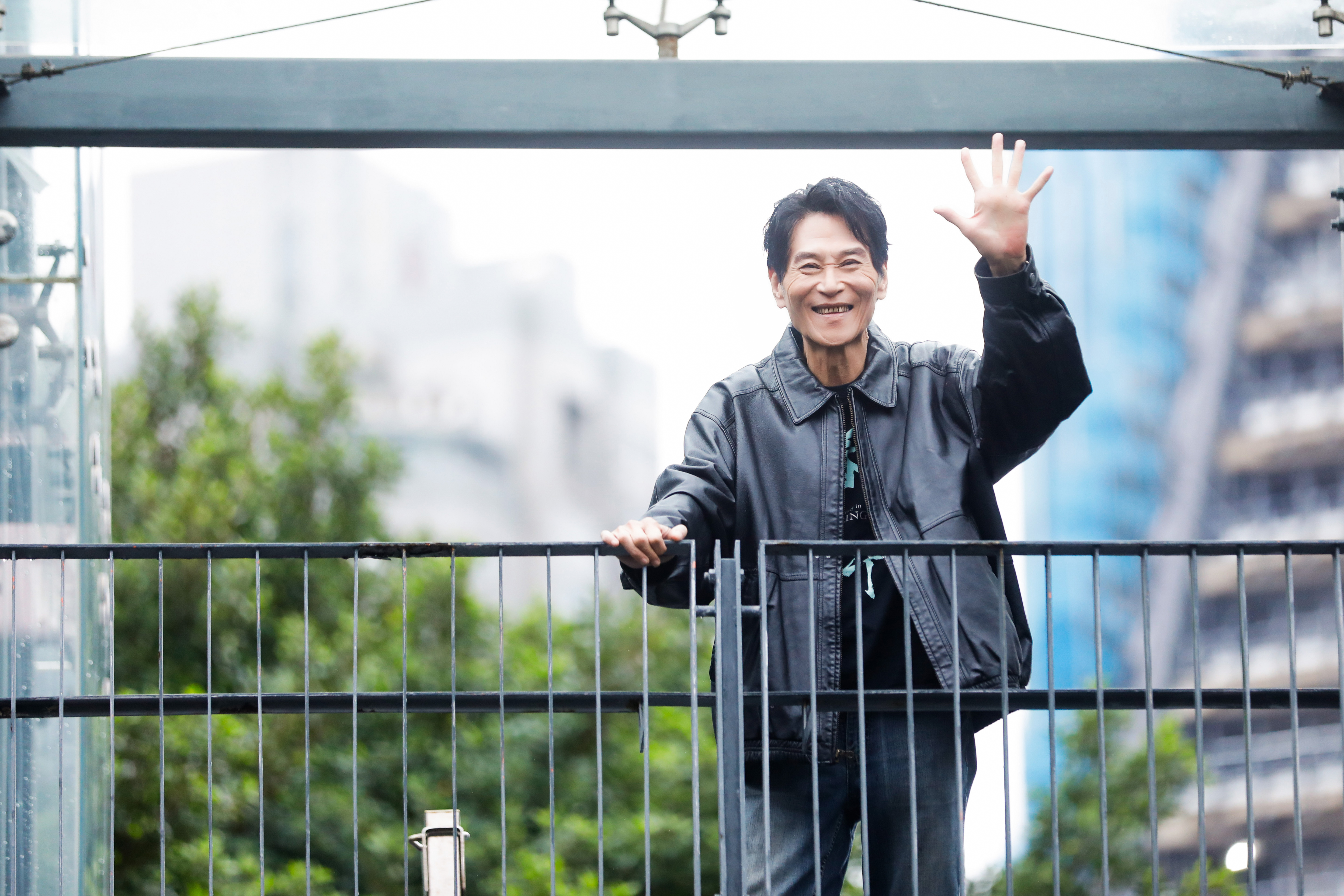 不笑時的喜翔一臉苦大仇深，但笑起來一臉是真的很開心的樣子，他很想演喜劇，希望能早日實現願望。