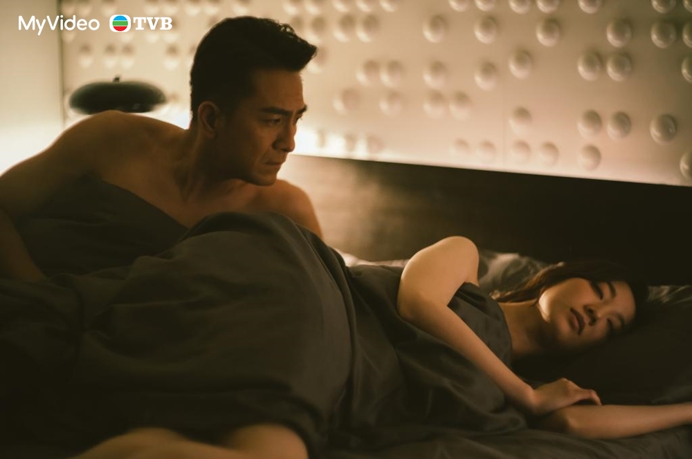 《新聞女王》飾演黃金時段主播「梁景仁」的馬國明(左) ,與飾演晚間主播「徐曉薇」的何依婷有激情戲。(圖:MyVideo/TVB提供)