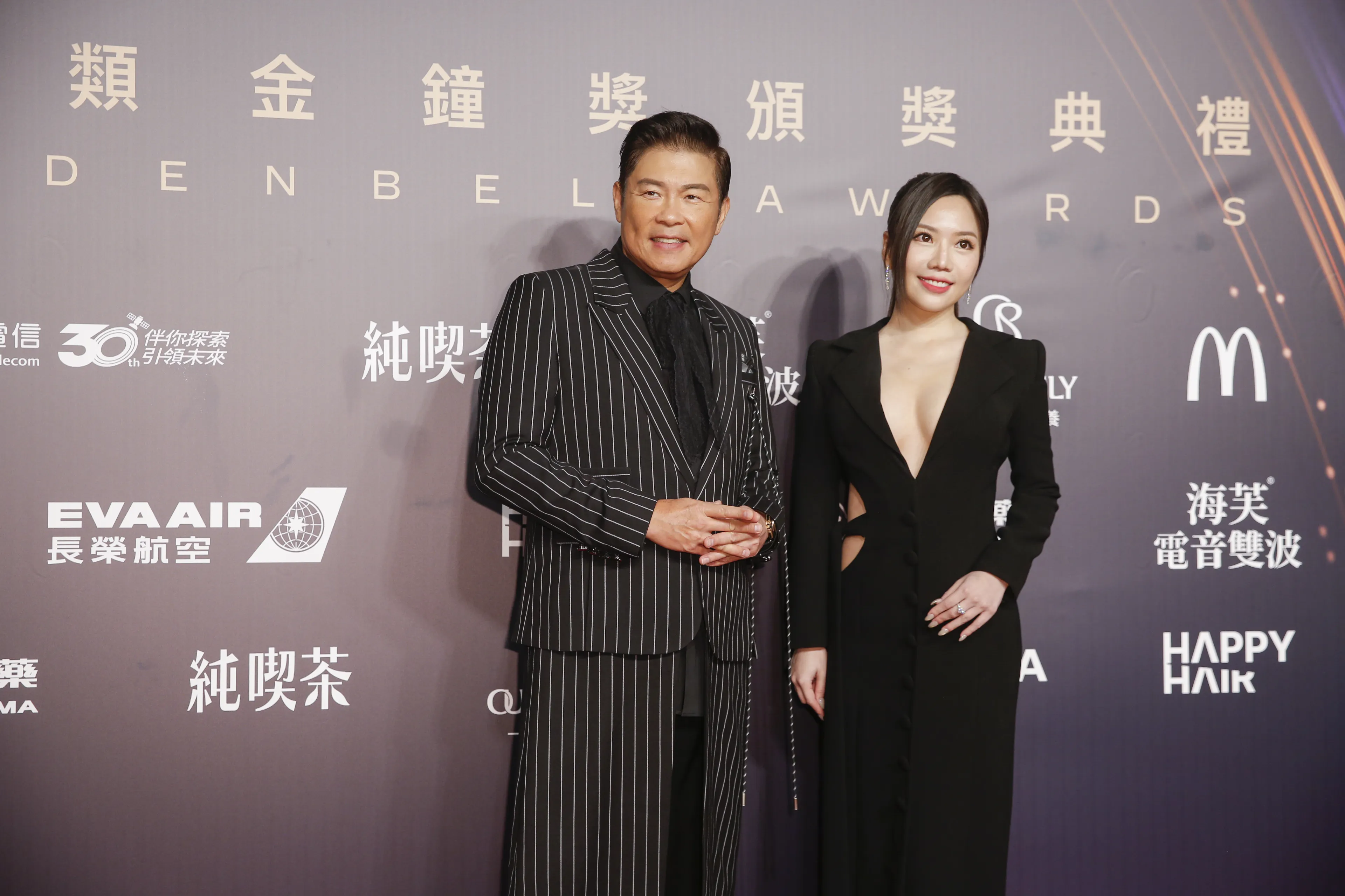 金鐘61／蔡尚樺紅毯深V開到肚臍　秀渾圓雙球辣翻全場！曾國城驚呼：把祖先都帶來了