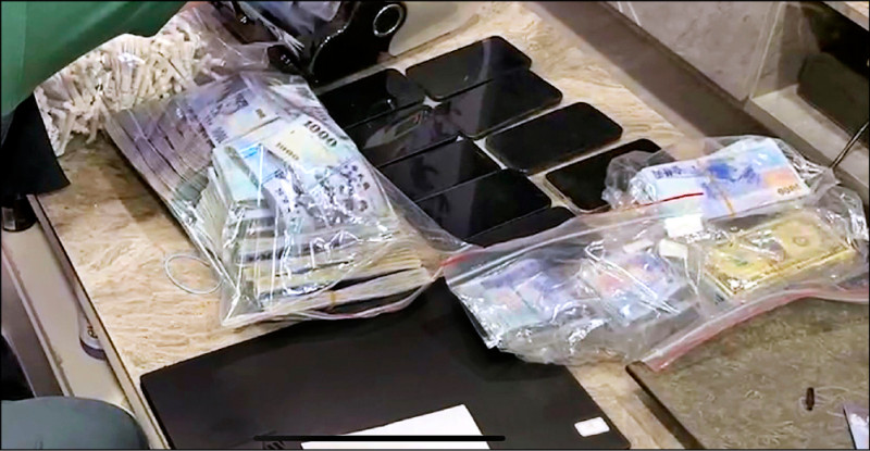 網路簽賭現場查扣現金300萬、手機。（警方提供）