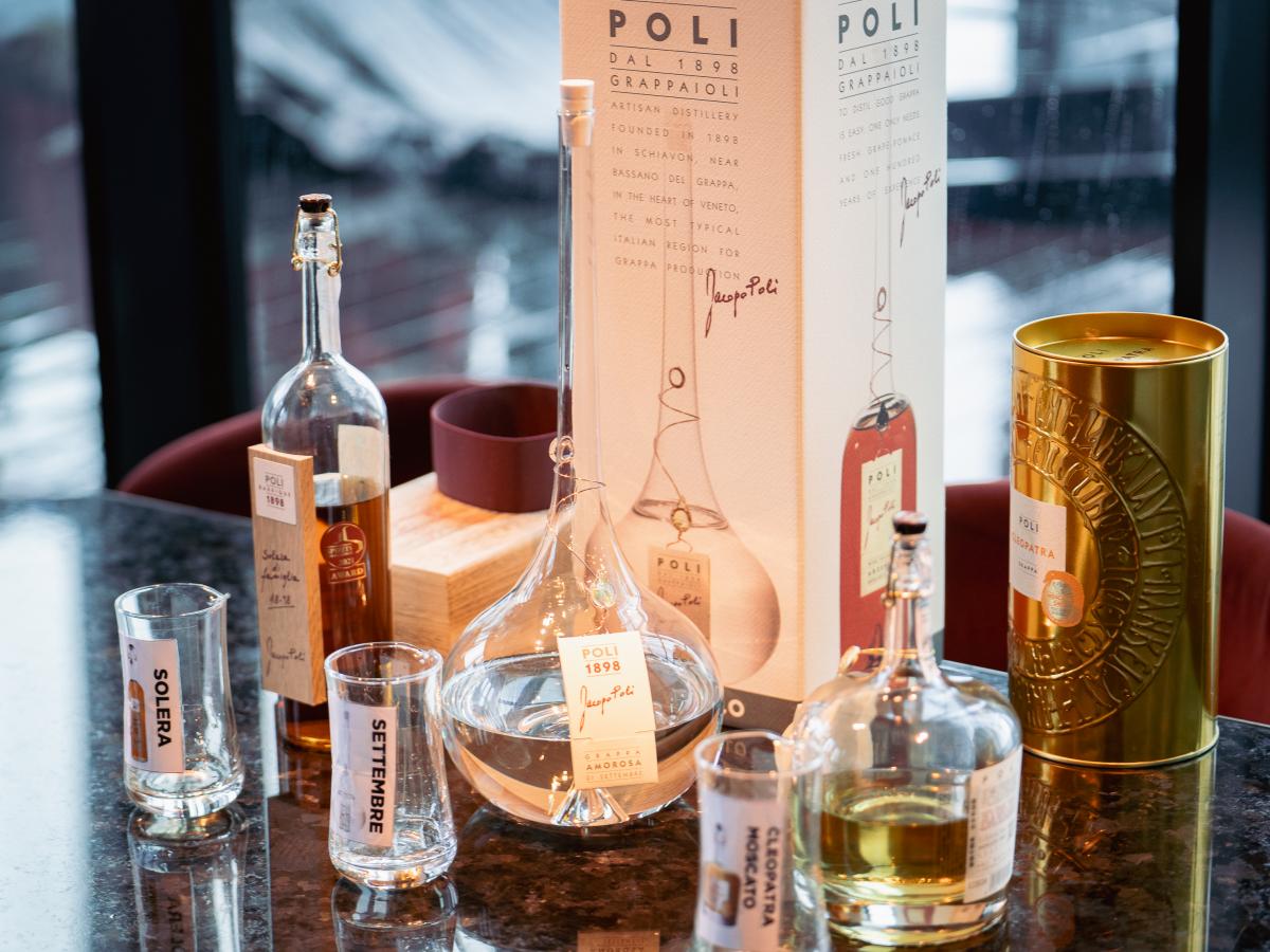 義大利精品白蘭地POLI Grappa現任總裁Jacopo Poli日前親自來台舉行品酒會，帶來三款酒款，並宣布2024年限量發售的「Grappolone 麝香葡萄白蘭地風味卡士達聖誕麵包」即日起開放訂購。