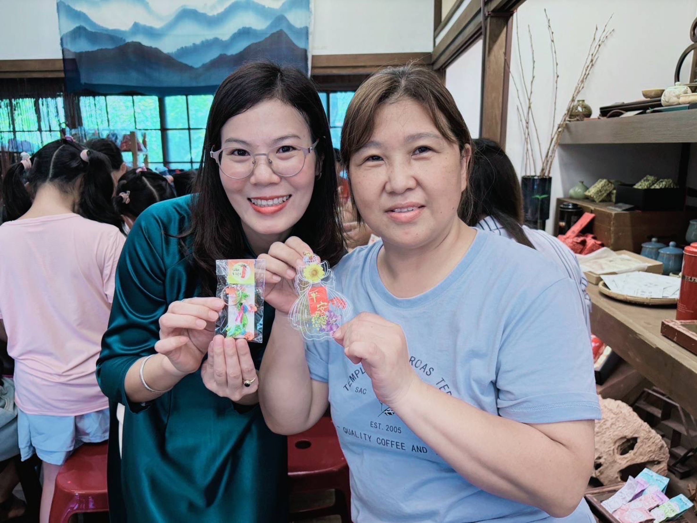 中國新住民吳潔（右）表示、講師范氏伶的分享，讓她感受到支持與力量。（移民署提供）