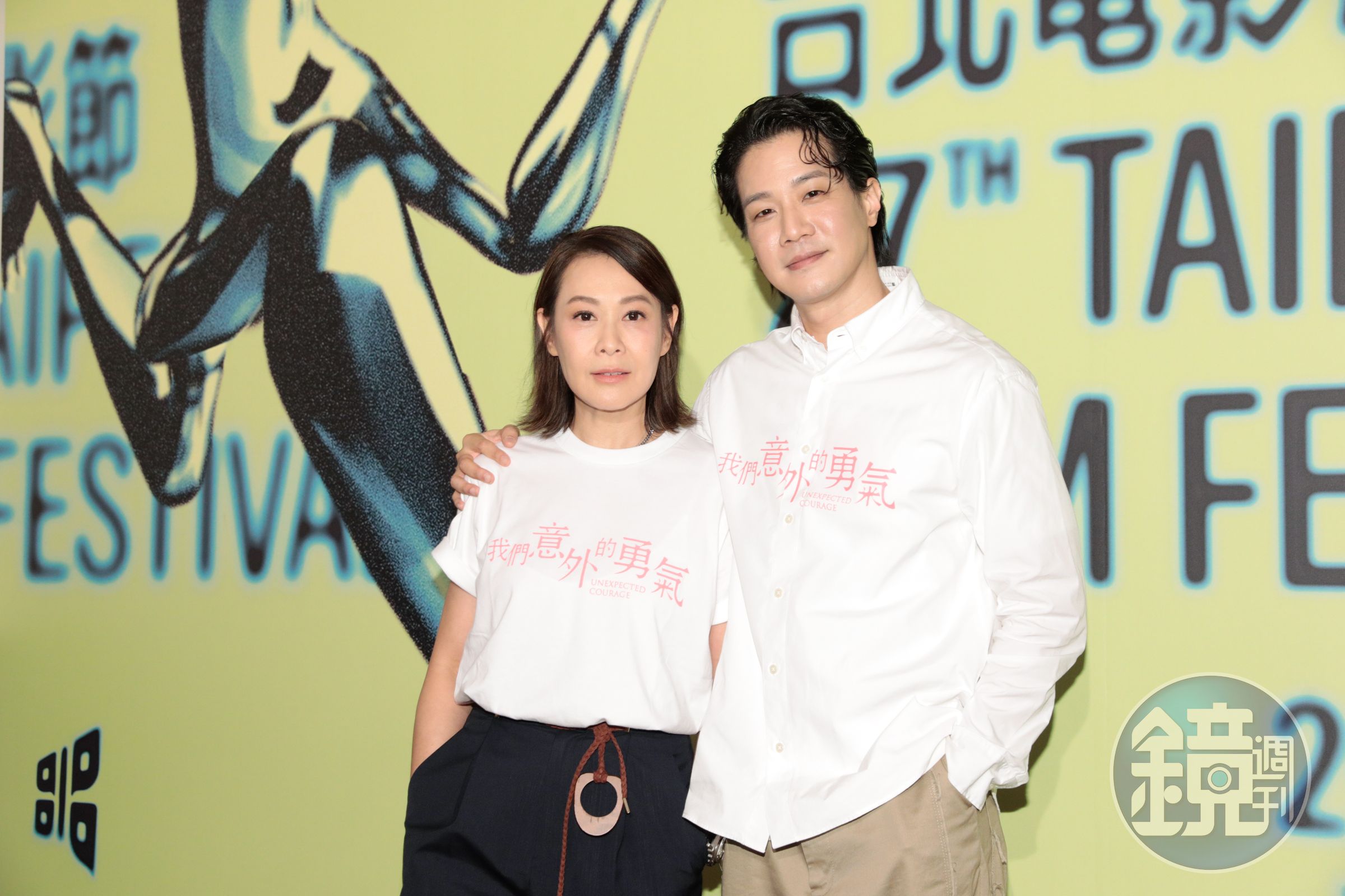 劉若英(左)與薛仕凌(右)在電影《我們意外的勇氣》搭檔演出,詮釋幕後工作人員的真實愛情故事。