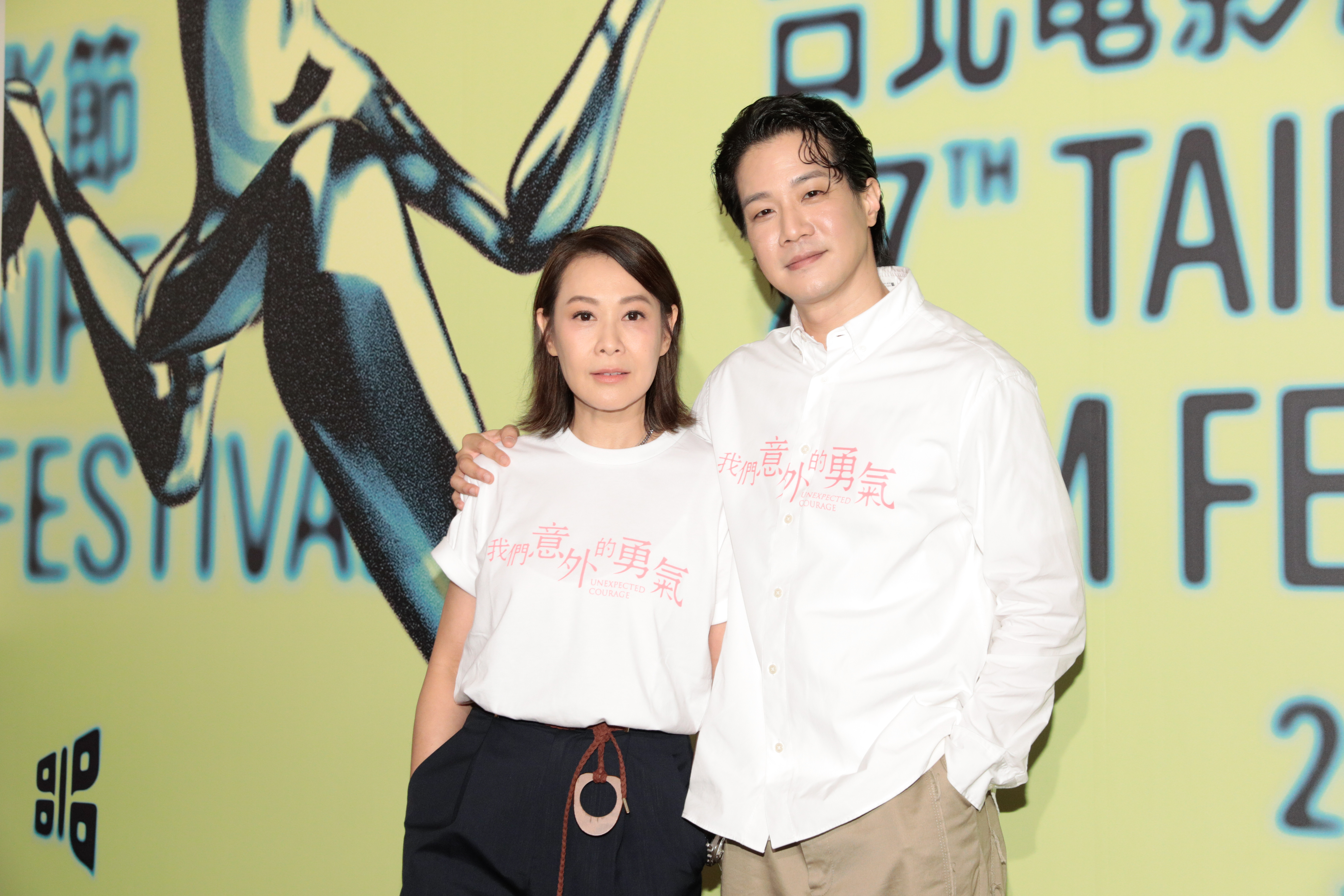 劉若英（左）與薛仕凌（右）在電影《我們意外的勇氣》搭檔演出，詮釋幕後工作人員的真實愛情故事。