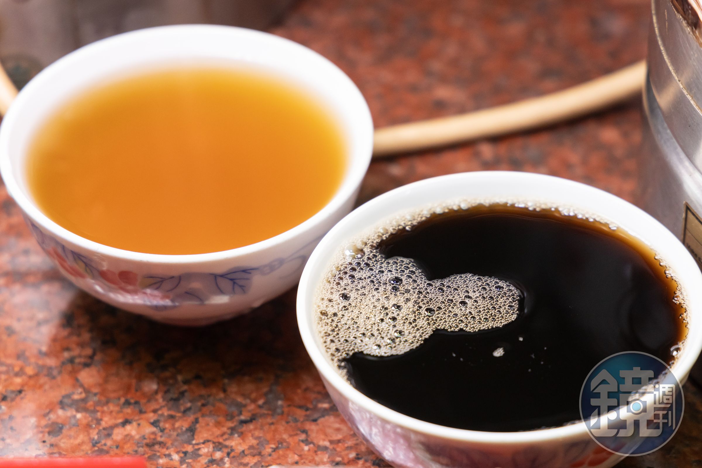 「去濕龜苓茶」(前,港幣20元/碗)可排毒養顏;「清肝雞骨草」(後,港幣12元/碗)能清肝理膽。