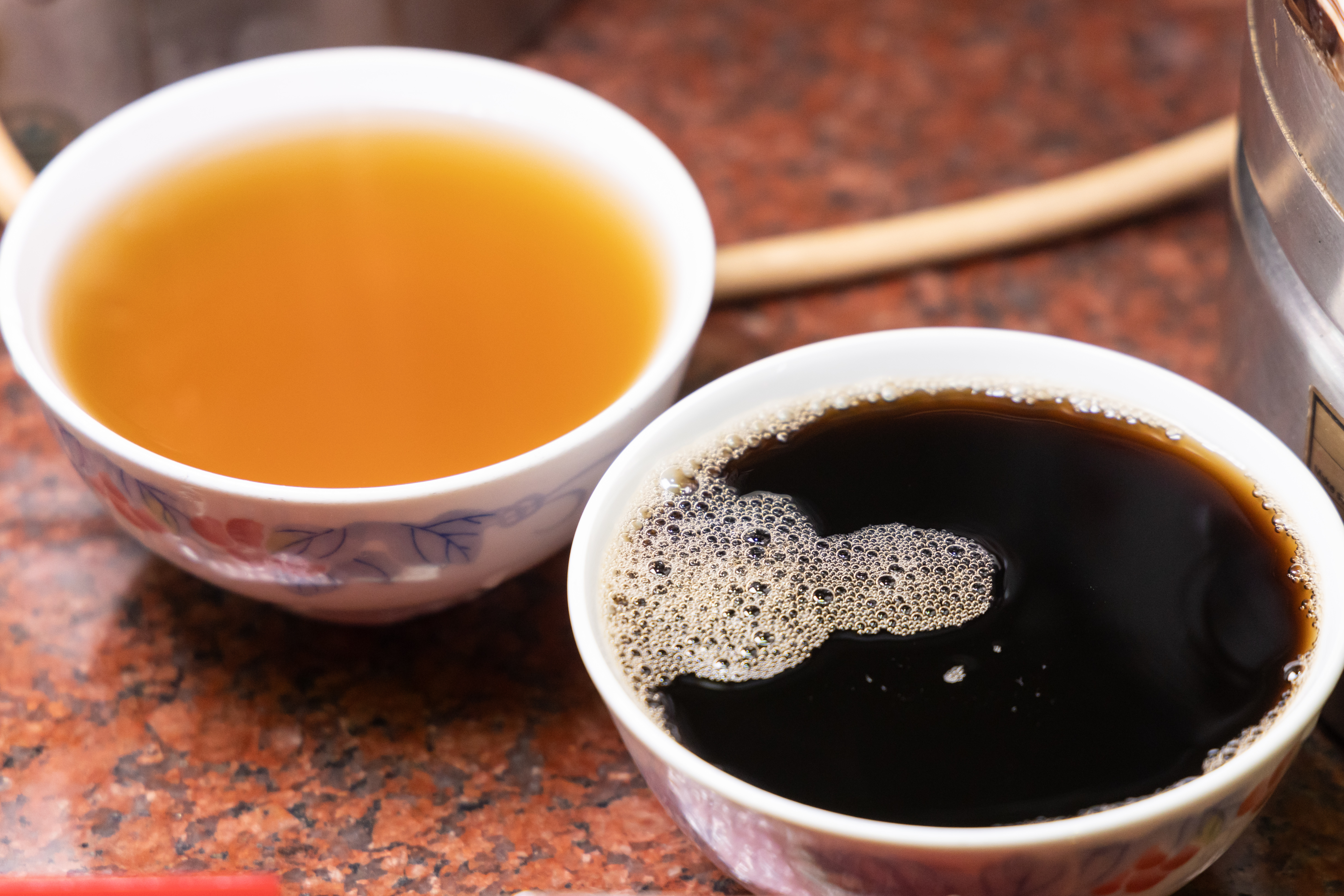 「去濕龜苓茶」（前，港幣20元／碗）可排毒養顏；「清肝雞骨草」（後，港幣12元／碗）能清肝理膽。