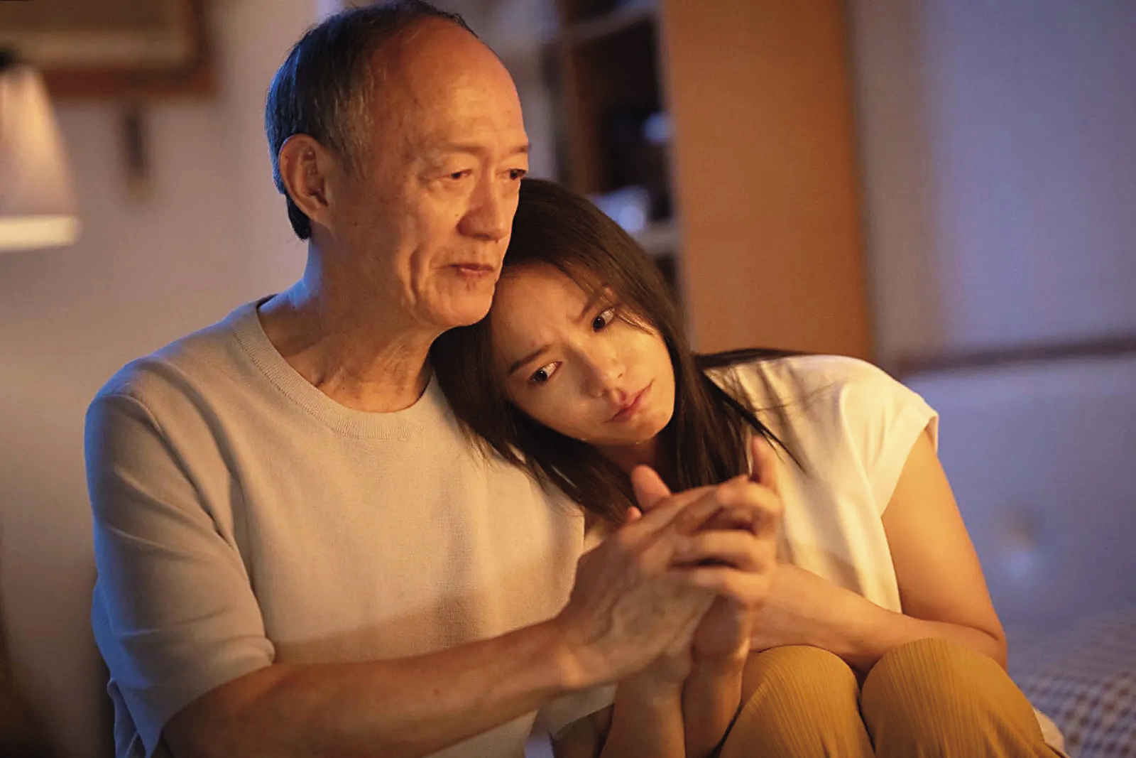 懼怕死亡的金士傑(左),在探討死亡的《人生清理員》中,與宋芸樺(右)飾演一對父女。(果陀娛樂提供)