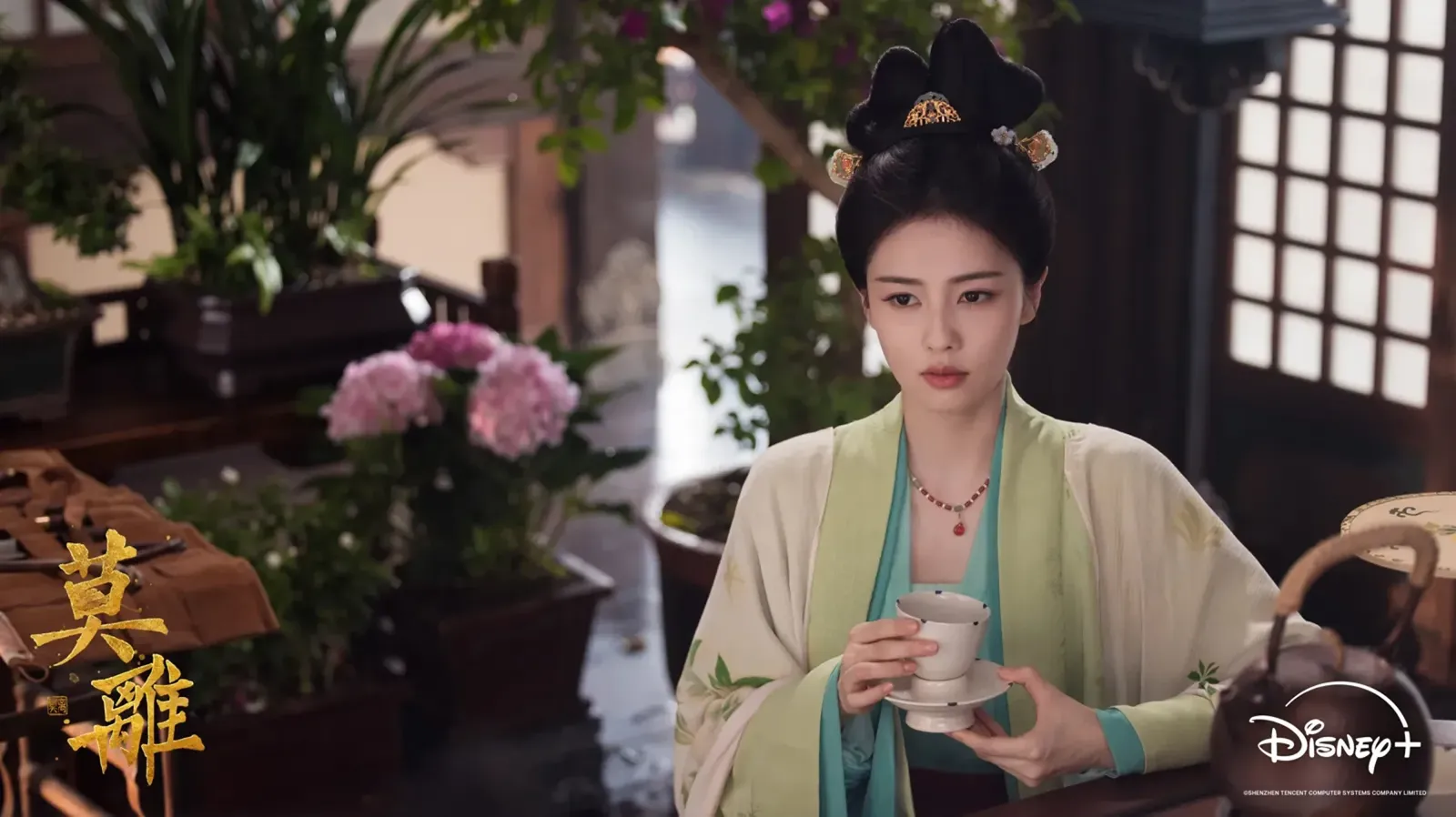 白鹿微博大頭貼換「葉璃手撕小人照」登熱搜。(Disney+提供)