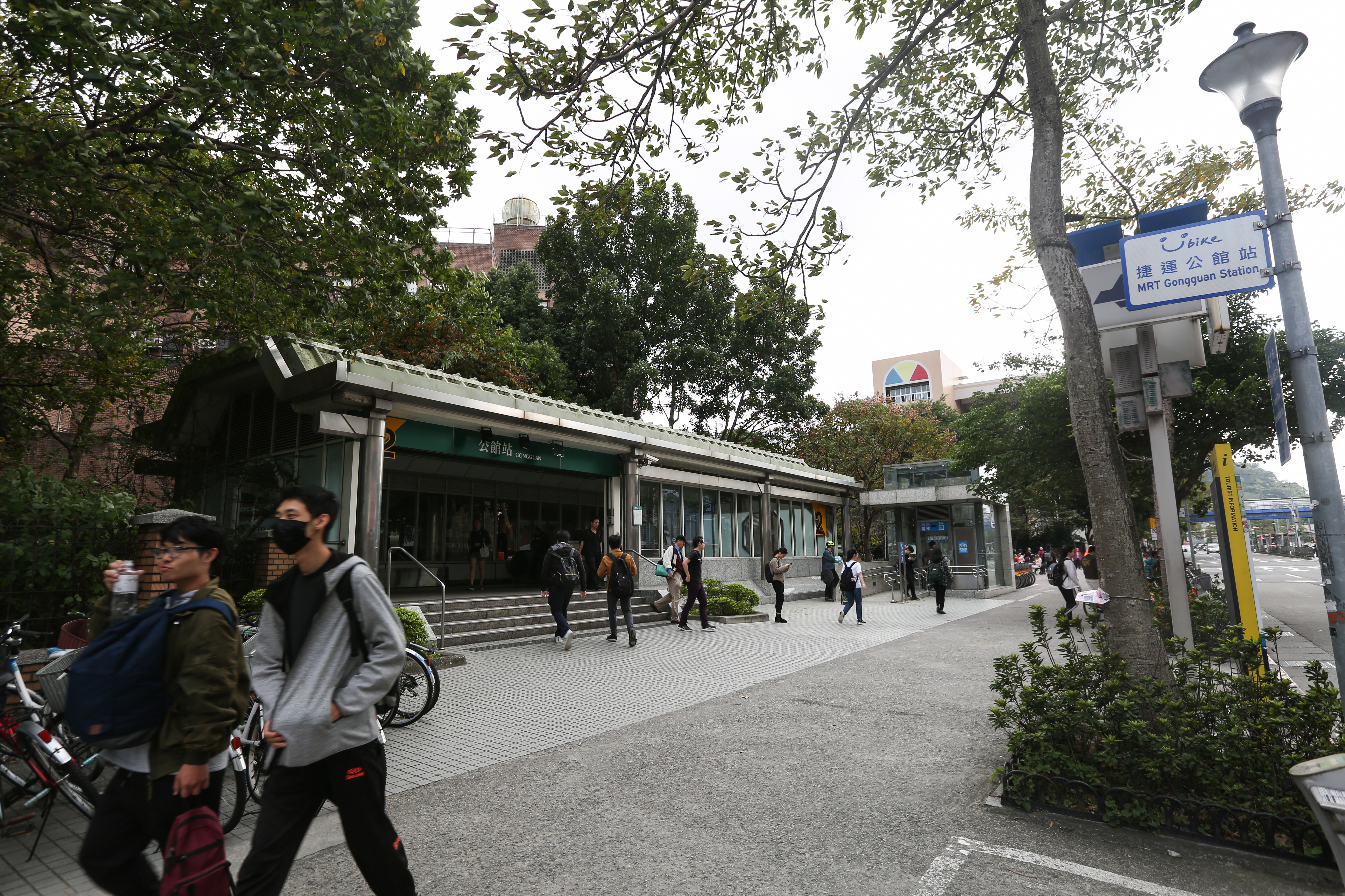 近日有鄉民在Ptt貼文，提到自己感覺台北有越來越多地方變得沒落。圖為公館捷運站。（示意圖，本刊資料照）