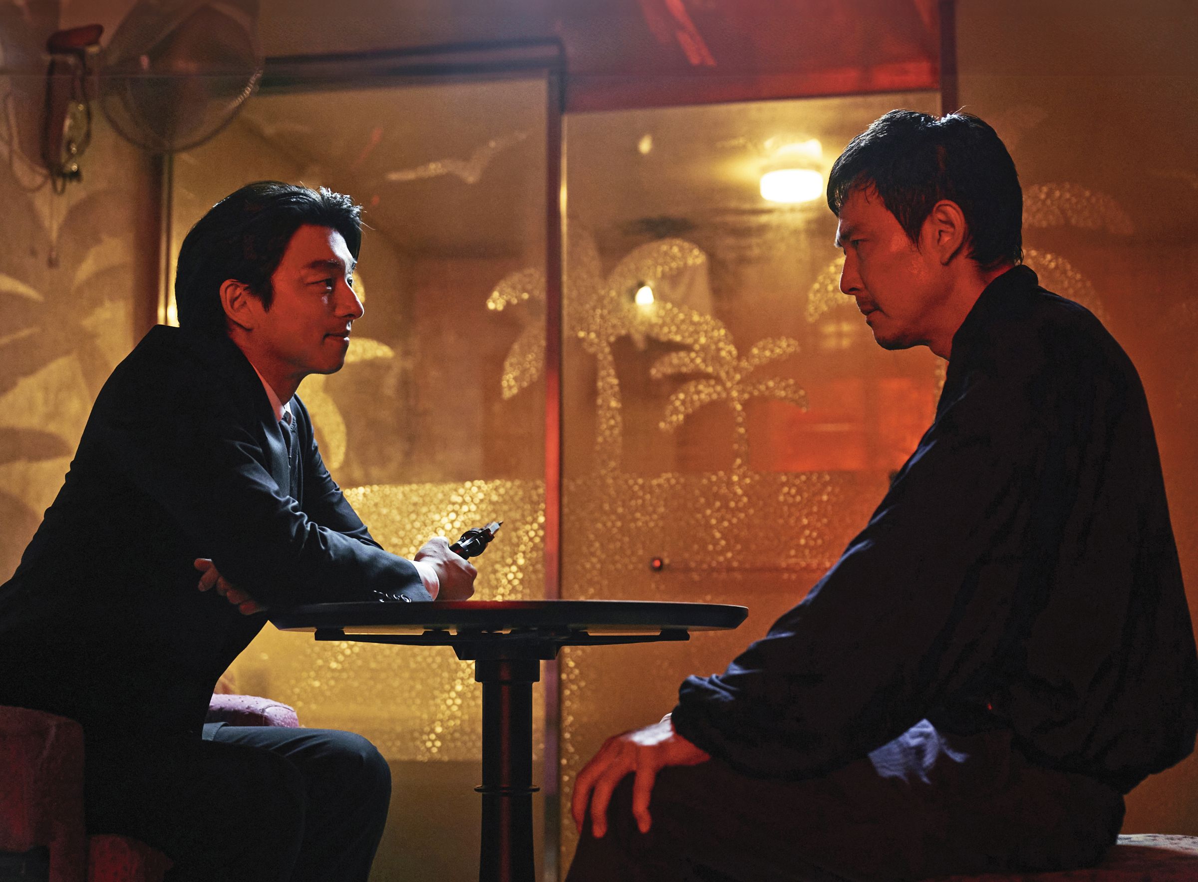 Netflix原創影集《魷魚遊戲》今年12月將推出第2季，李政宰（右）與孔劉（左）等原班人馬回歸演出。（Netflix提供）