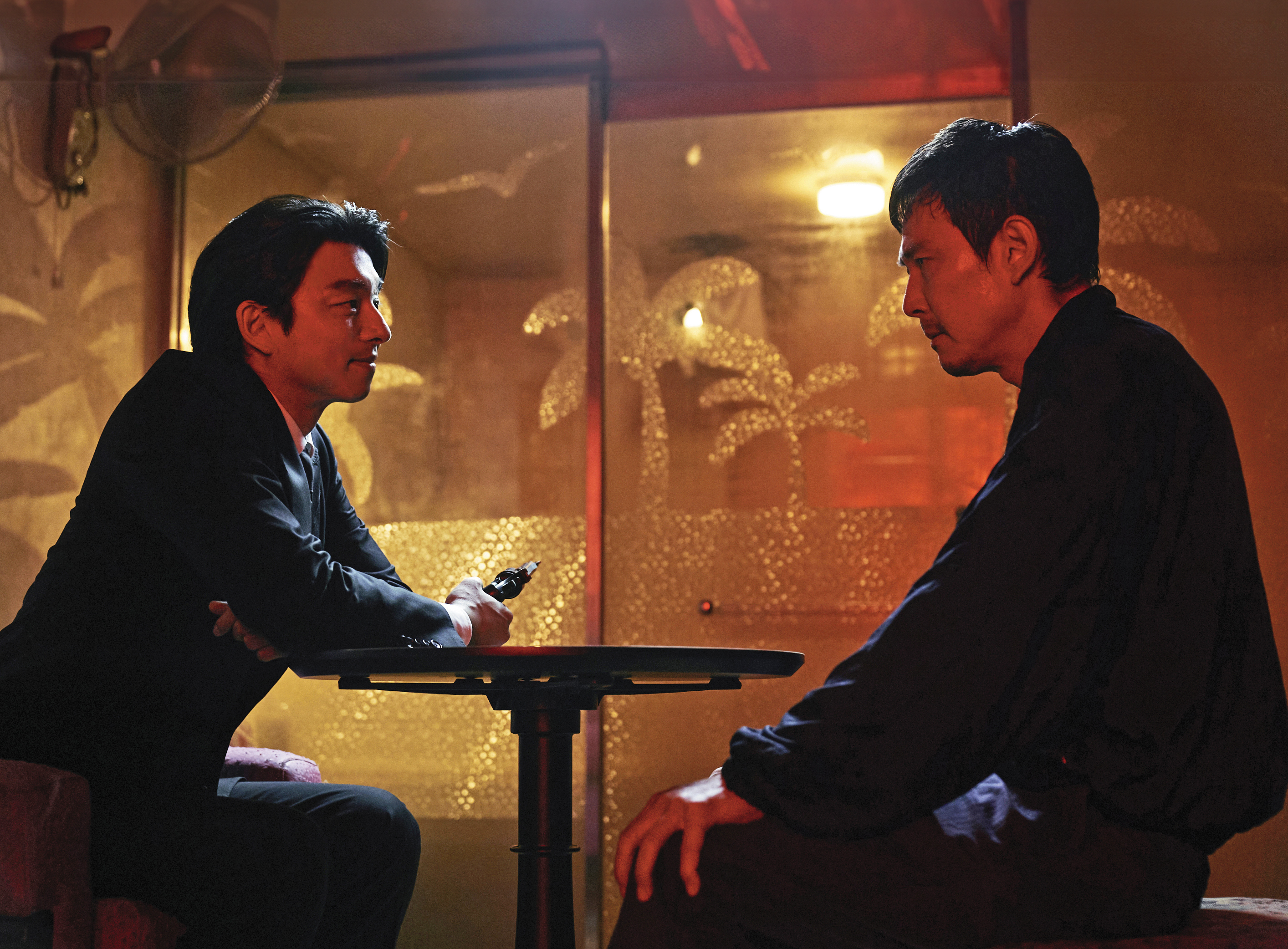 Netflix原創影集《魷魚遊戲》今年12月將推出第2季，李政宰（右）與孔劉（左）等原班人馬回歸演出。（Netflix提供）