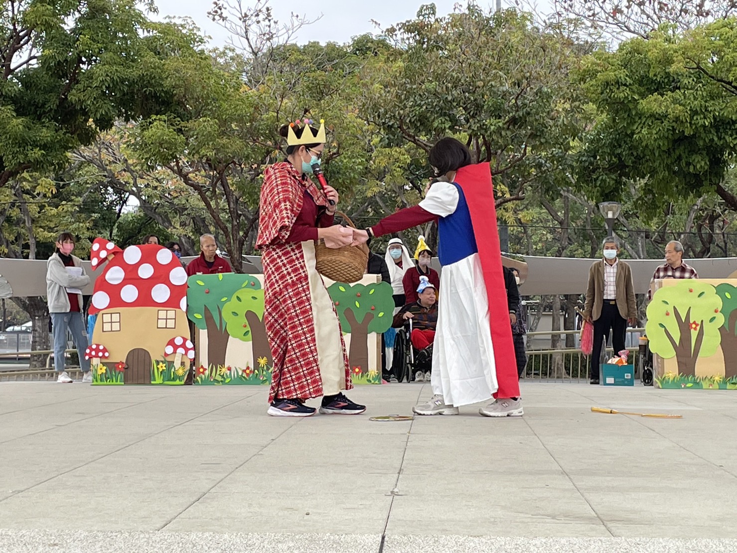 雲林身障養護中心的同仁與服務對象在膨鼠公園為大家帶來精心準備的表演。（雲林身障養護中心提供）
