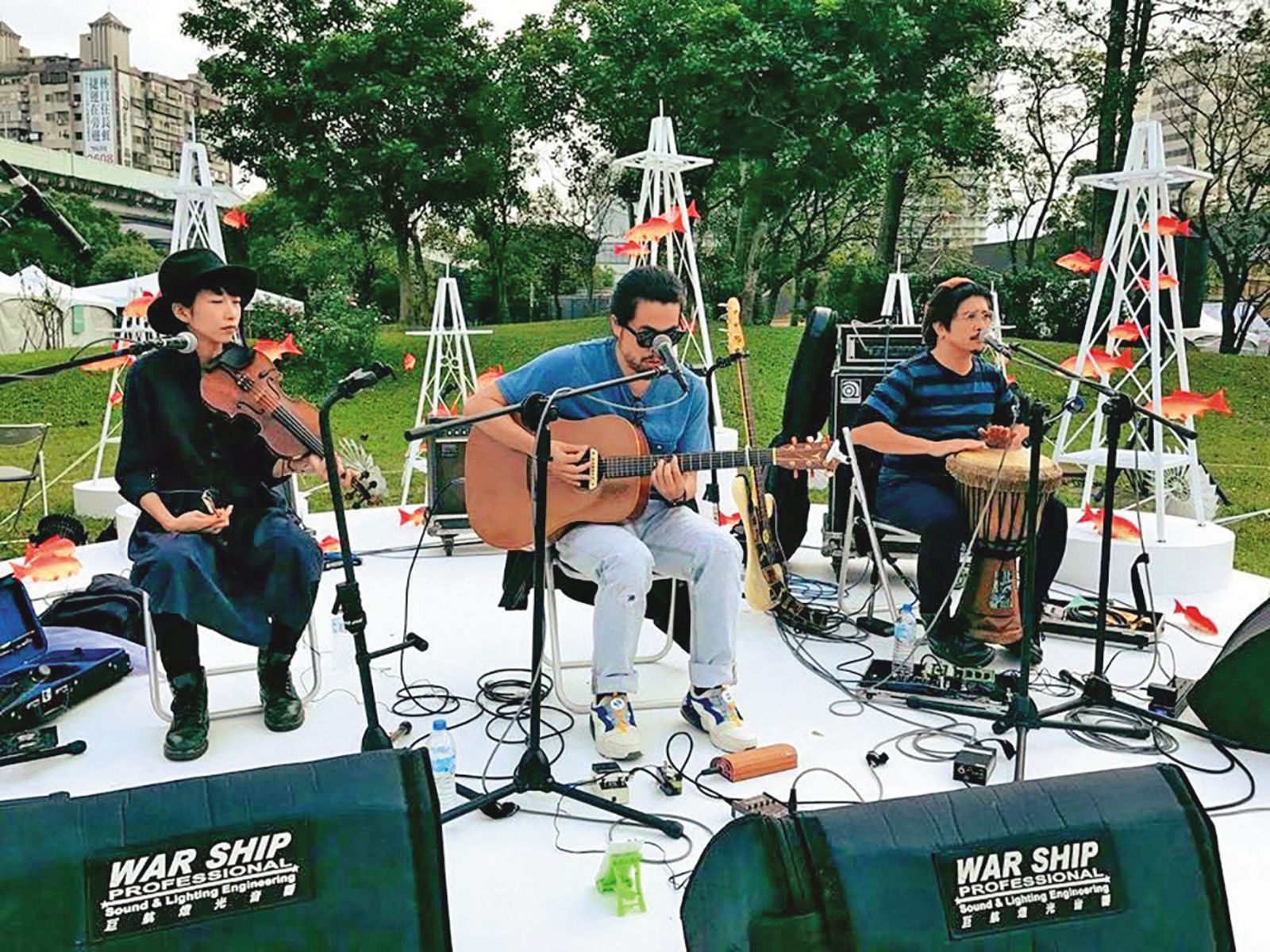 從事音樂工作多年，奇哥（中）在各種不同場合演出，也認識了不少音樂人。（翻攝自奇哥臉書）