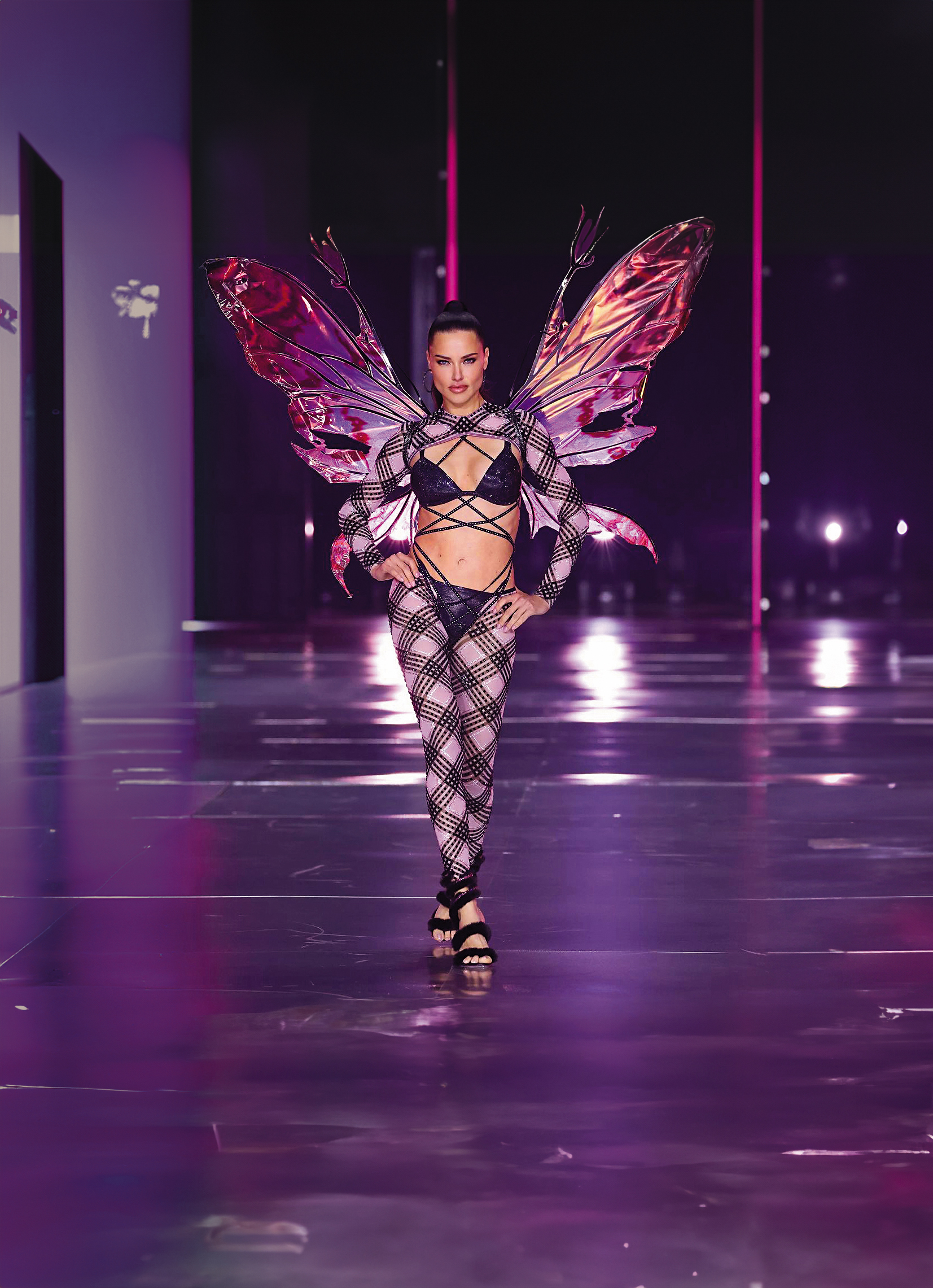 曾被媒體選為世界上最性感女人之一的巴西超模Adriana Lima，腳上踩的是Cleo系列鞋款。（RENE CAOVILLA提供）