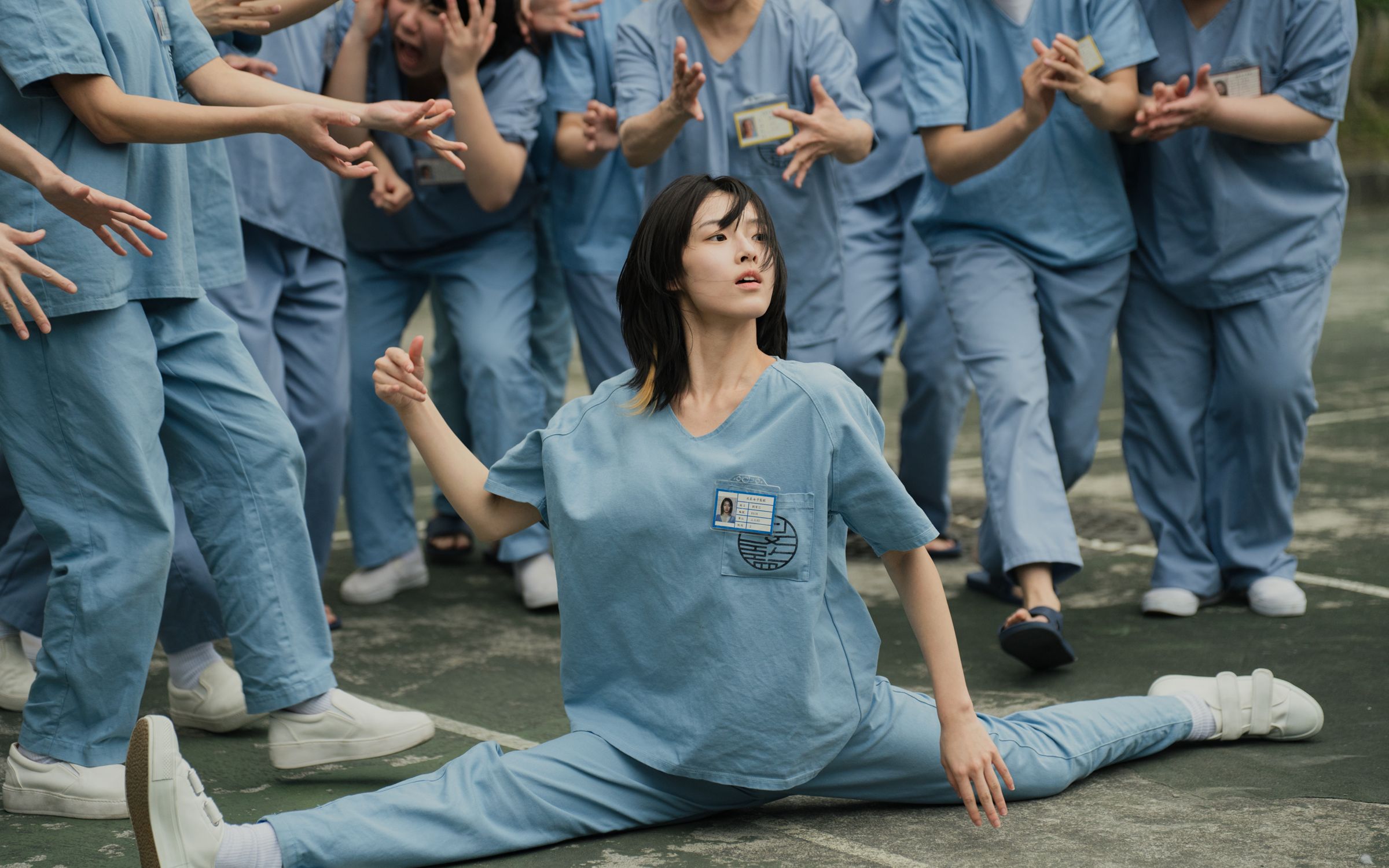 新秀何曼希勇於挑戰大姐頭鍾欣凌,現場來了段舞蹈battle。(壹壹喜喜提供)