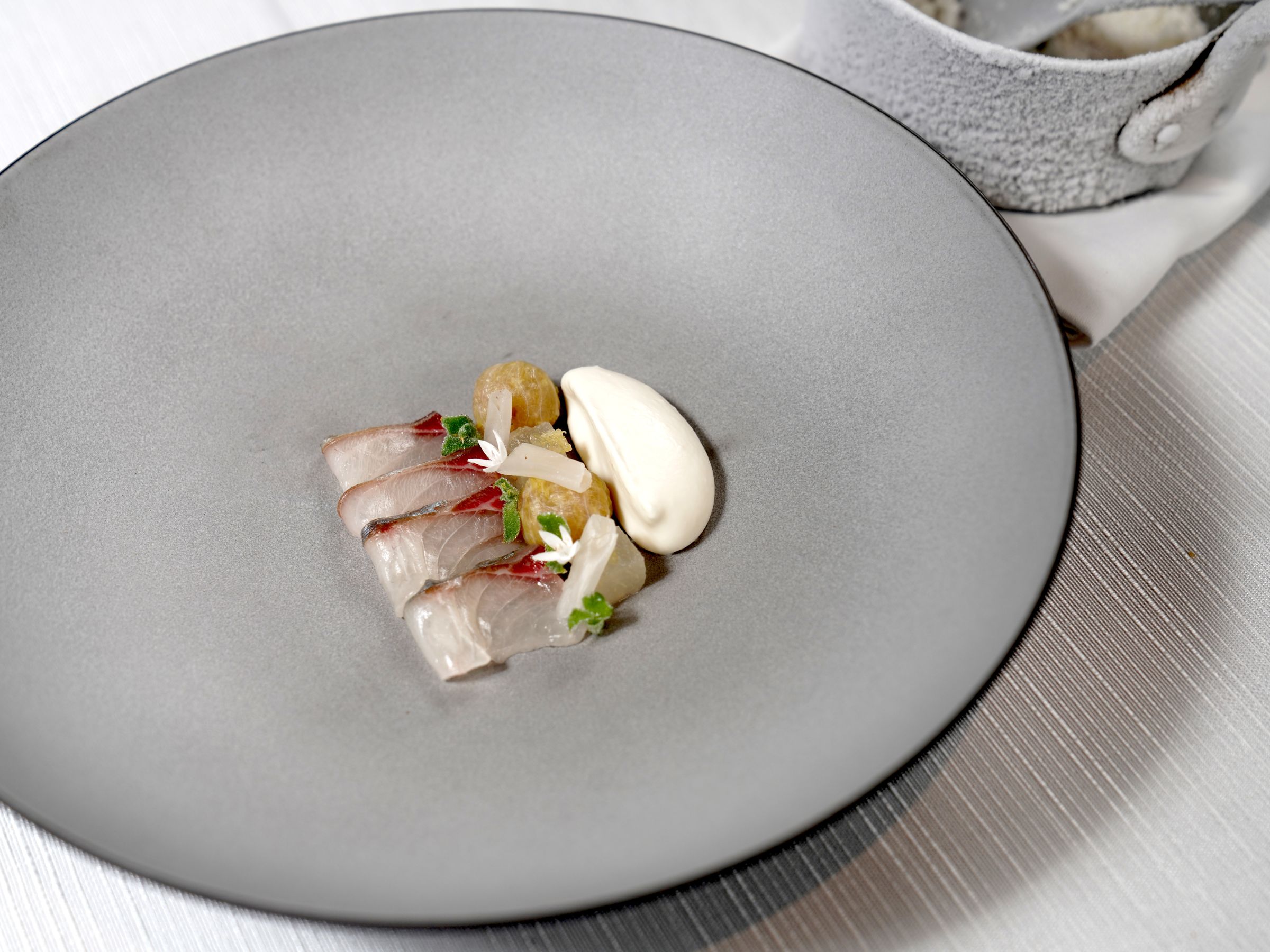 「白甘、漬白菜、梨」的肥美魚肉不需過多調味，就已經甘甜迷人。（Orchid蘭餐廳提供）