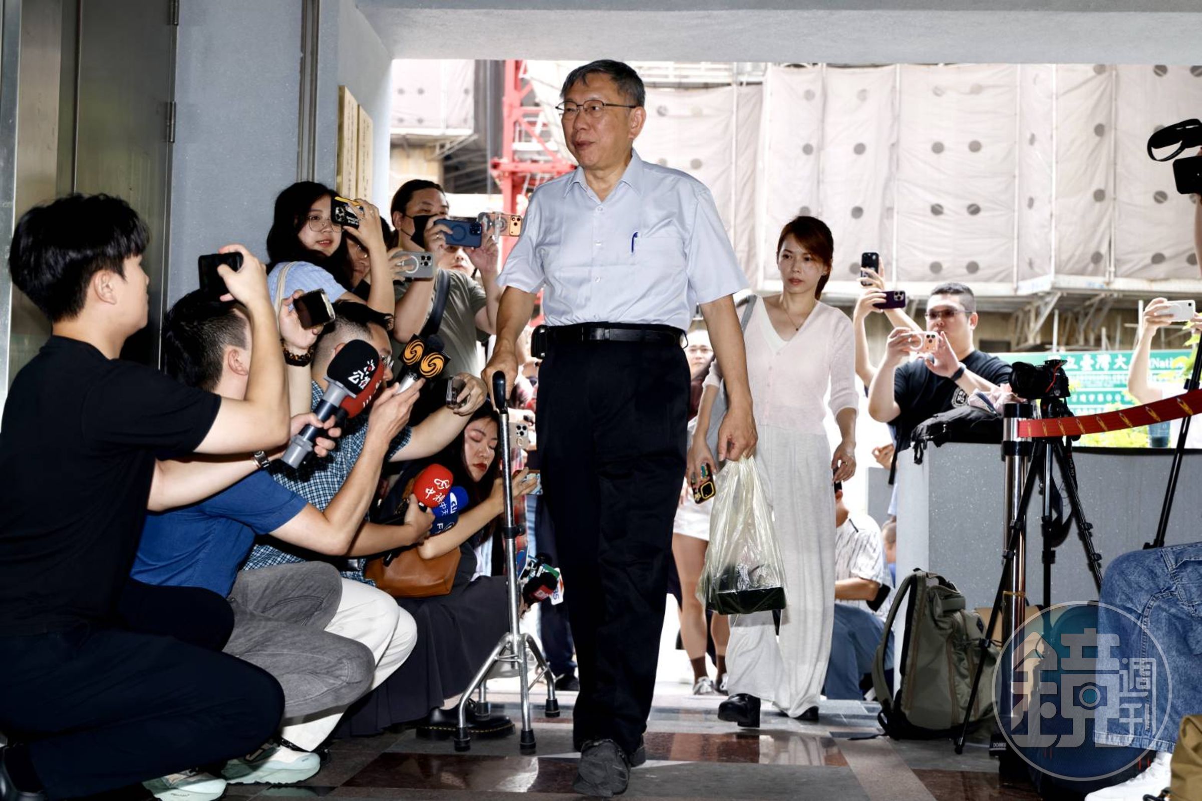 柯文哲今日拄著拐杖現身派出所。