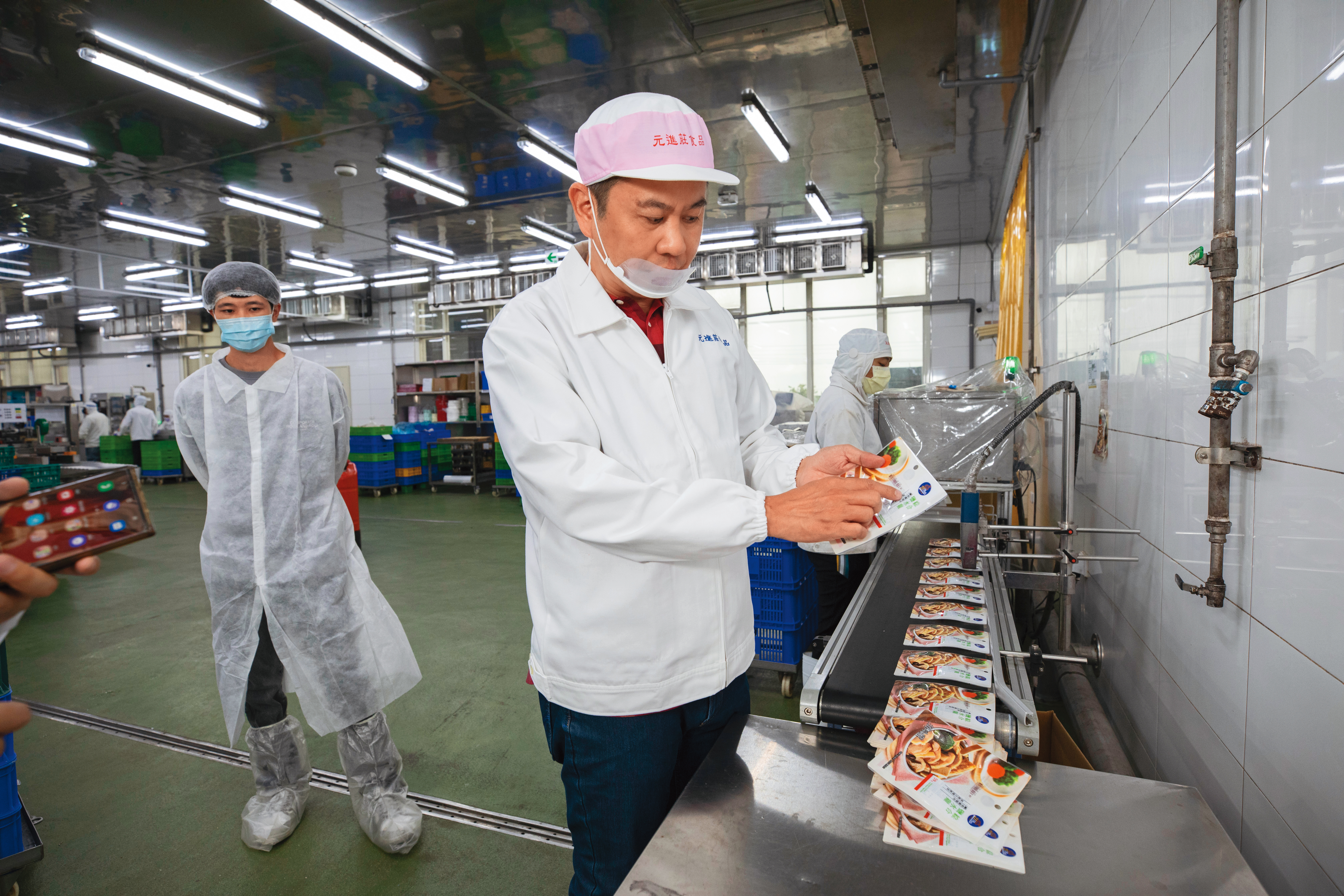元進莊依據不同通路會設計不同價格、規格的產品，以自有品牌，或聯名、代工方式銷售。