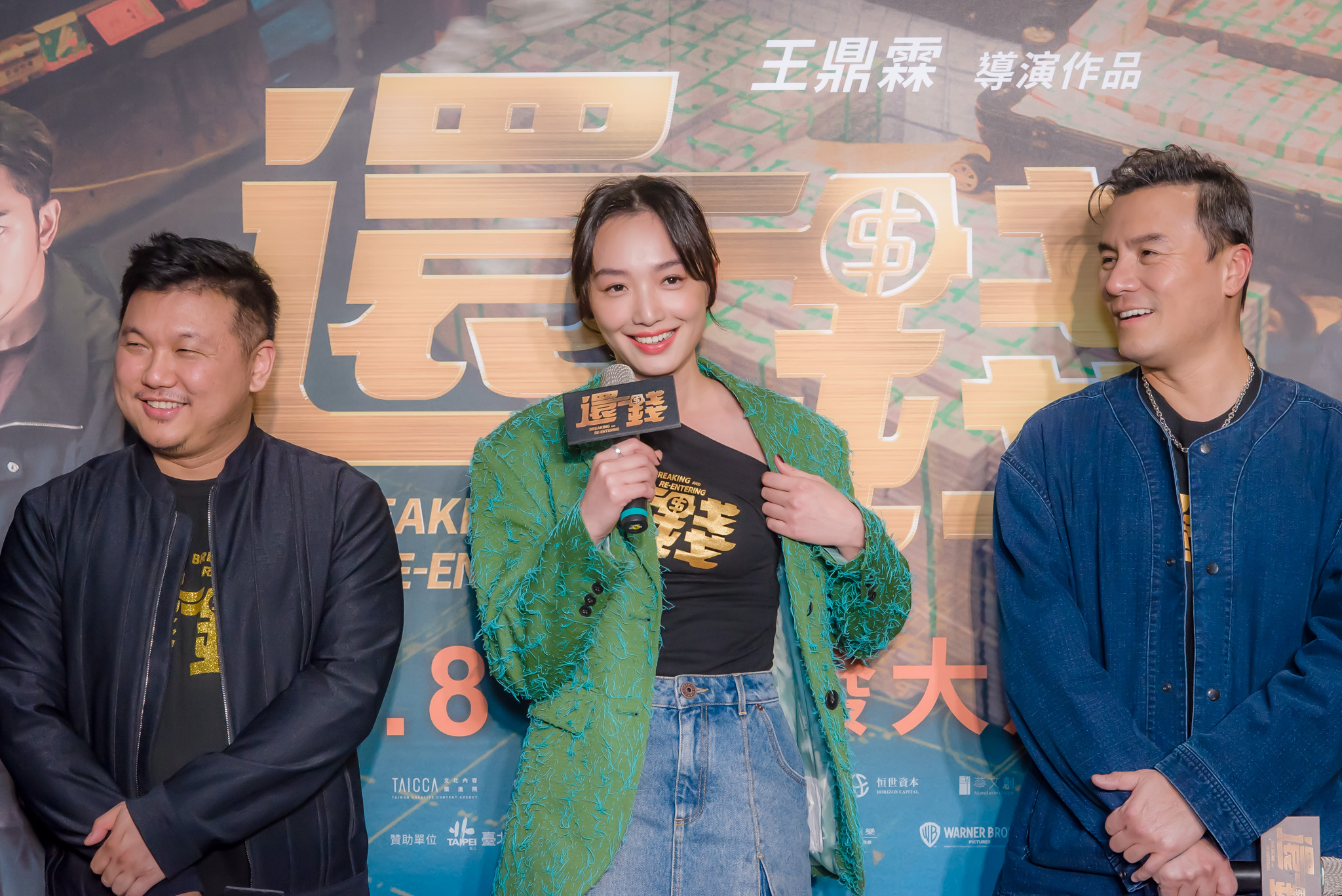來自香港及馬來西亞的蔡思韵及李銘忠趁宣傳大嗑台南小吃。（甲上提供）