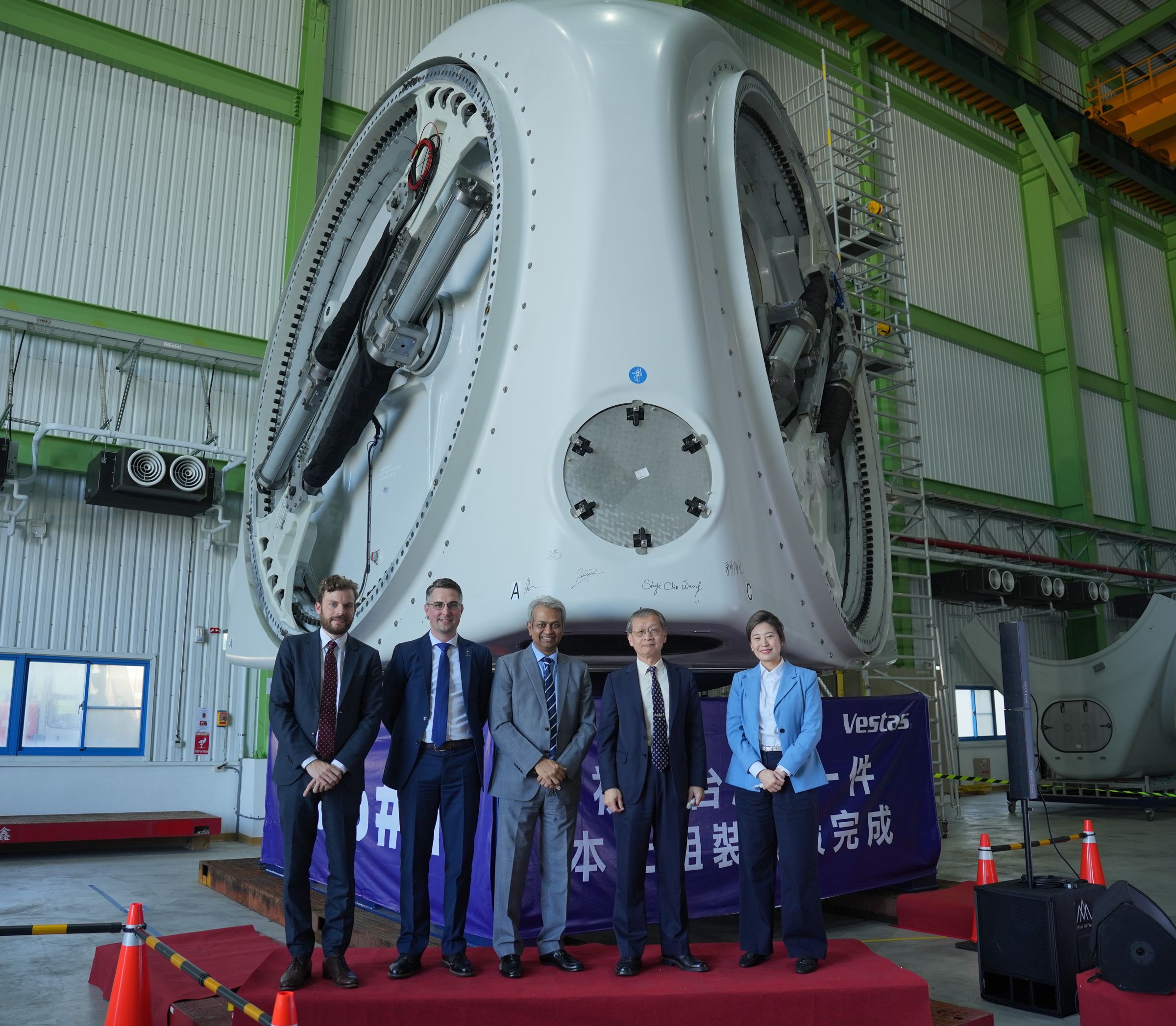 Vestas與中能及CIP，共同慶祝首件完全於台灣組裝的離岸風機輪轂成功組裝。右起CIP台灣區董事總經理許乃文、中能風場董事長王錫欽及Vestas亞太區執行長 Purvin Pate。（中能提供）