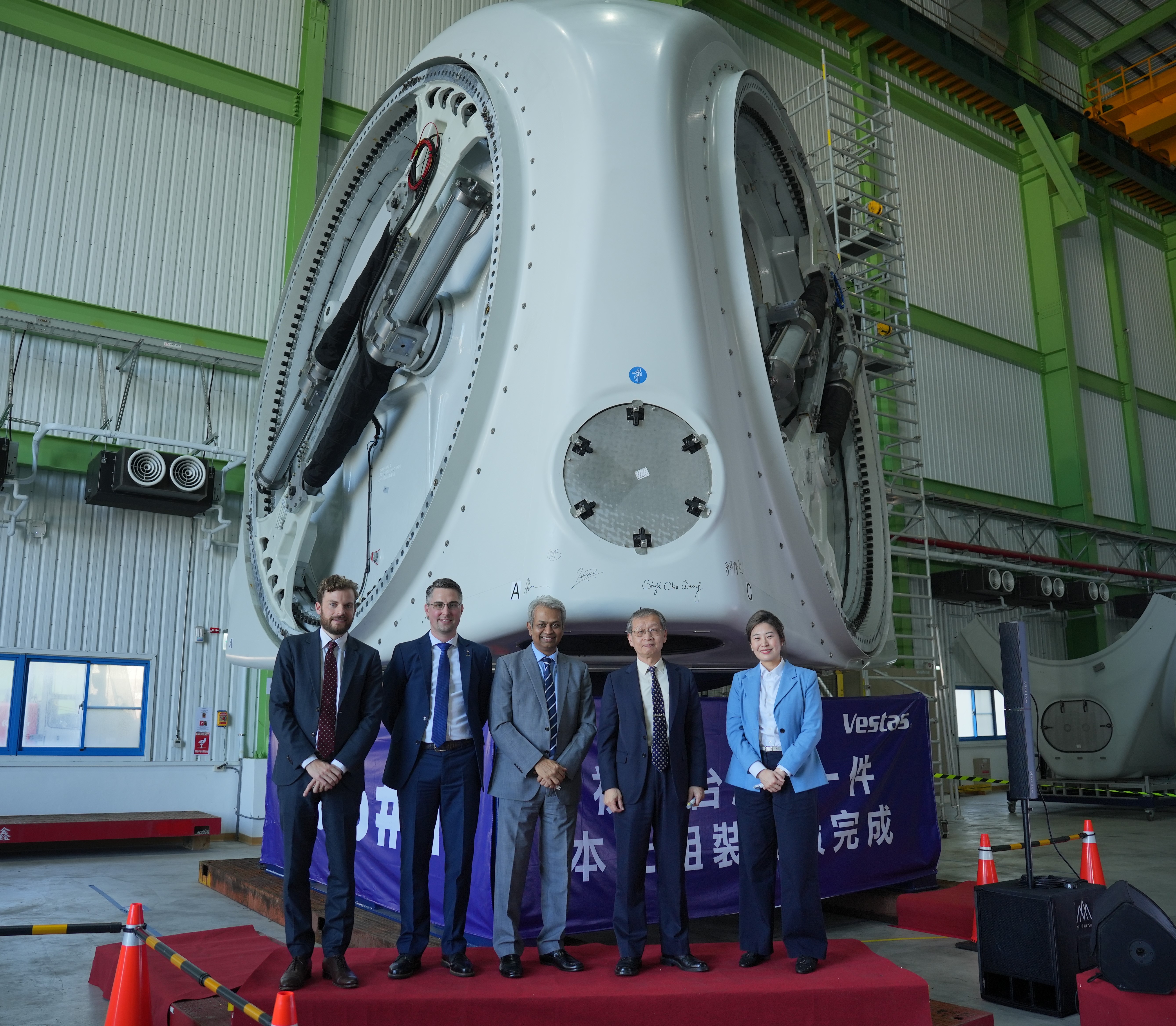 Vestas與中能及CIP，共同慶祝首件完全於台灣組裝的離岸風機輪轂成功組裝。右起CIP台灣區董事總經理許乃文、中能風場董事長王錫欽及Vestas亞太區執行長 Purvin Pate。（中能提供）