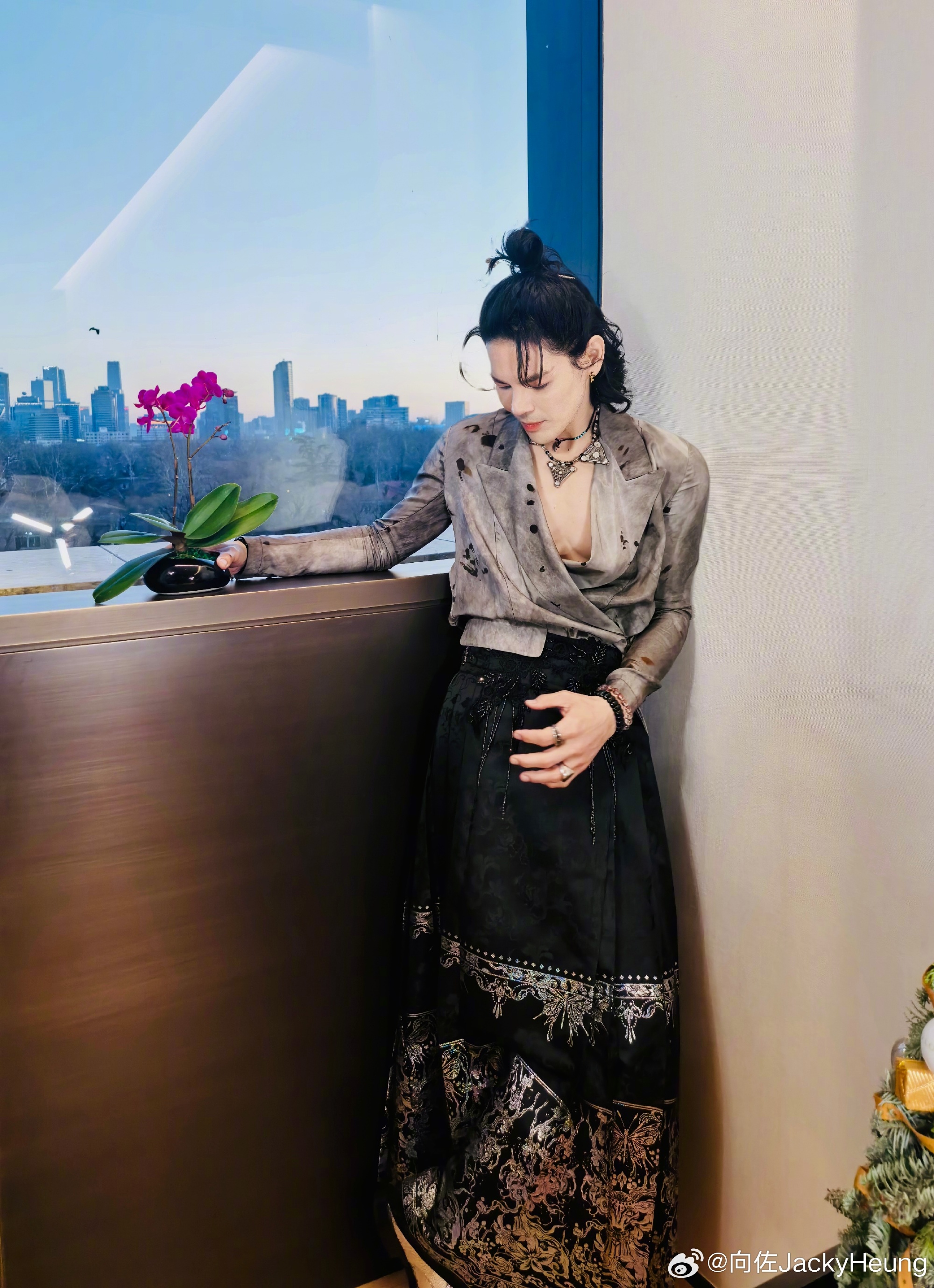 過去有一陣子穿女裝搞怪，向佐承認全是為了譁眾取寵炒流量。（向佐微博）