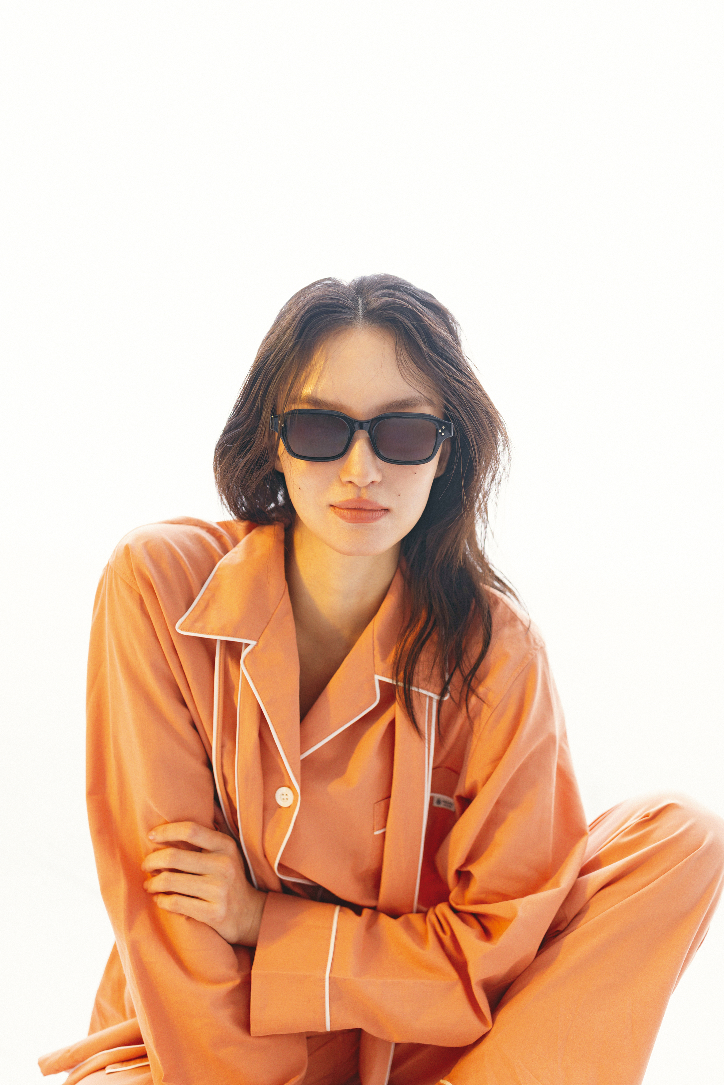  粉橘襯衫 價格店洽／粉橘長褲 價格店洽 all by PRADA／Black Frame 64太陽眼鏡／價格店洽 by CELINE