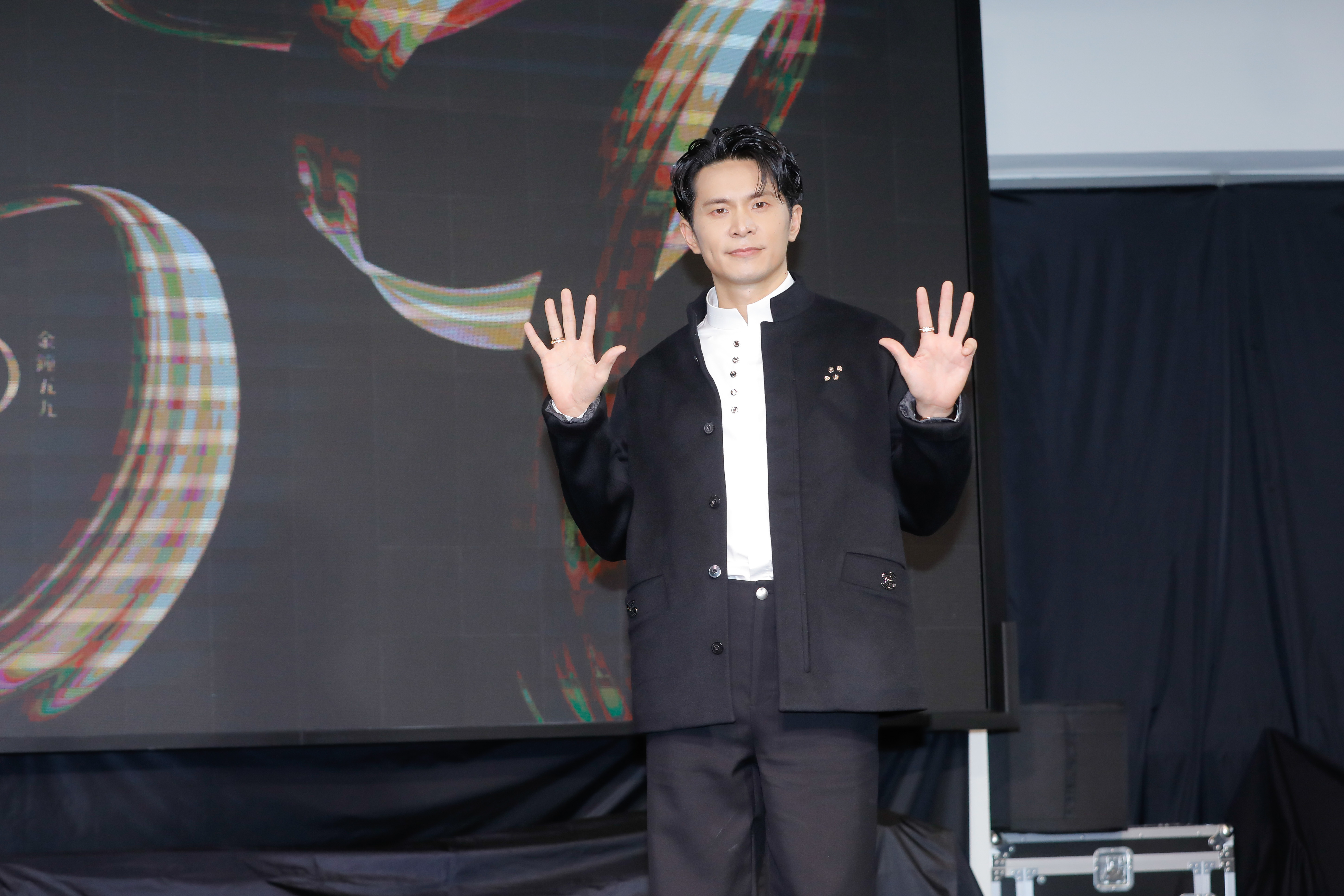 姚淳耀獨挑大梁主持金鐘獎戲劇類頒獎典禮。