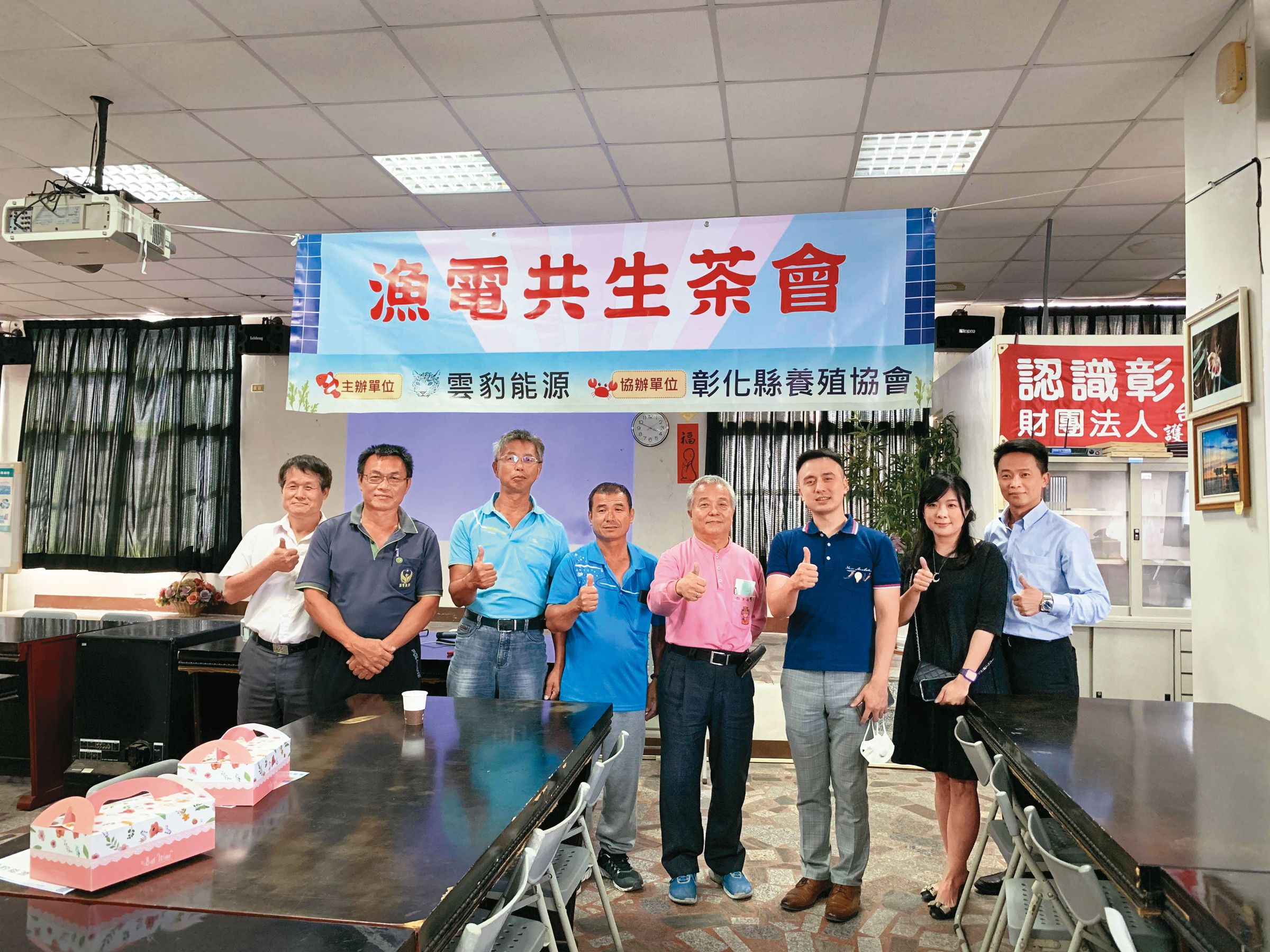 雲豹永續長張建偉(右3)常跑地方說明會,認為教育、公益、娛樂跟體育能與地方產生共鳴。(雲豹能源提供)