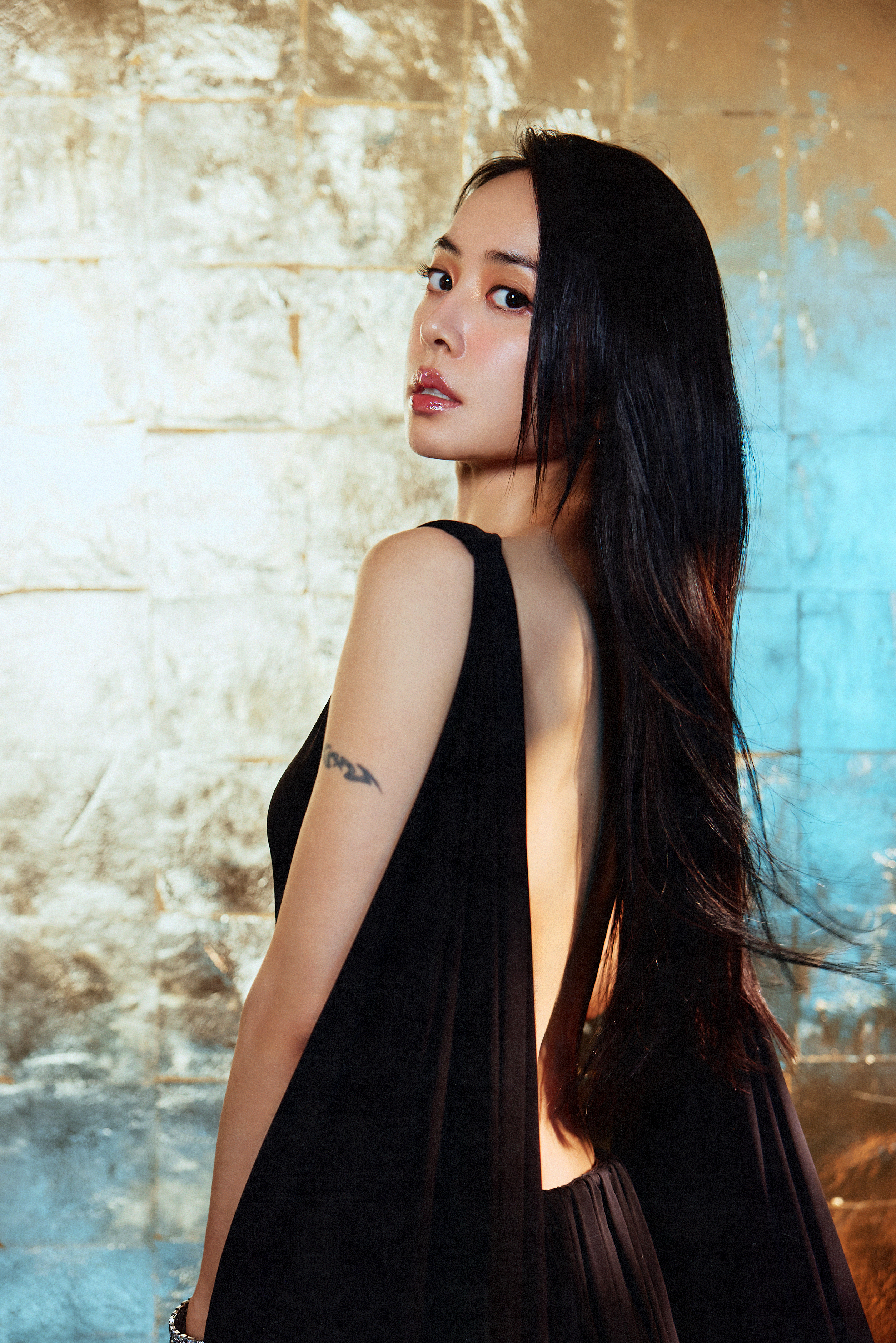 蔡依林大露美背，相當性感。（凌時差提供）
