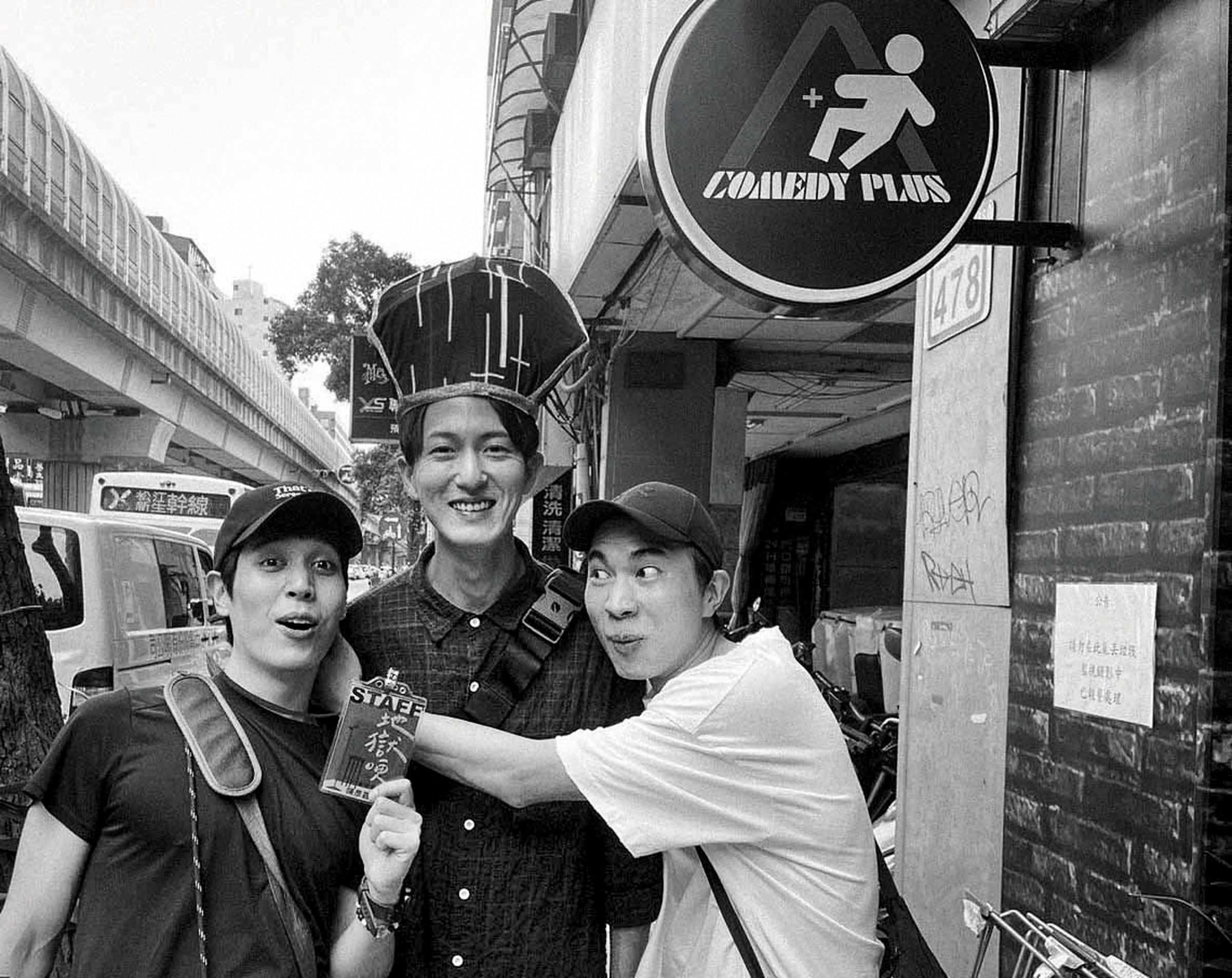 陳彥嘉（左）與邱昊奇（中）等好友組成演員自救會，自學各種演員基礎課程。