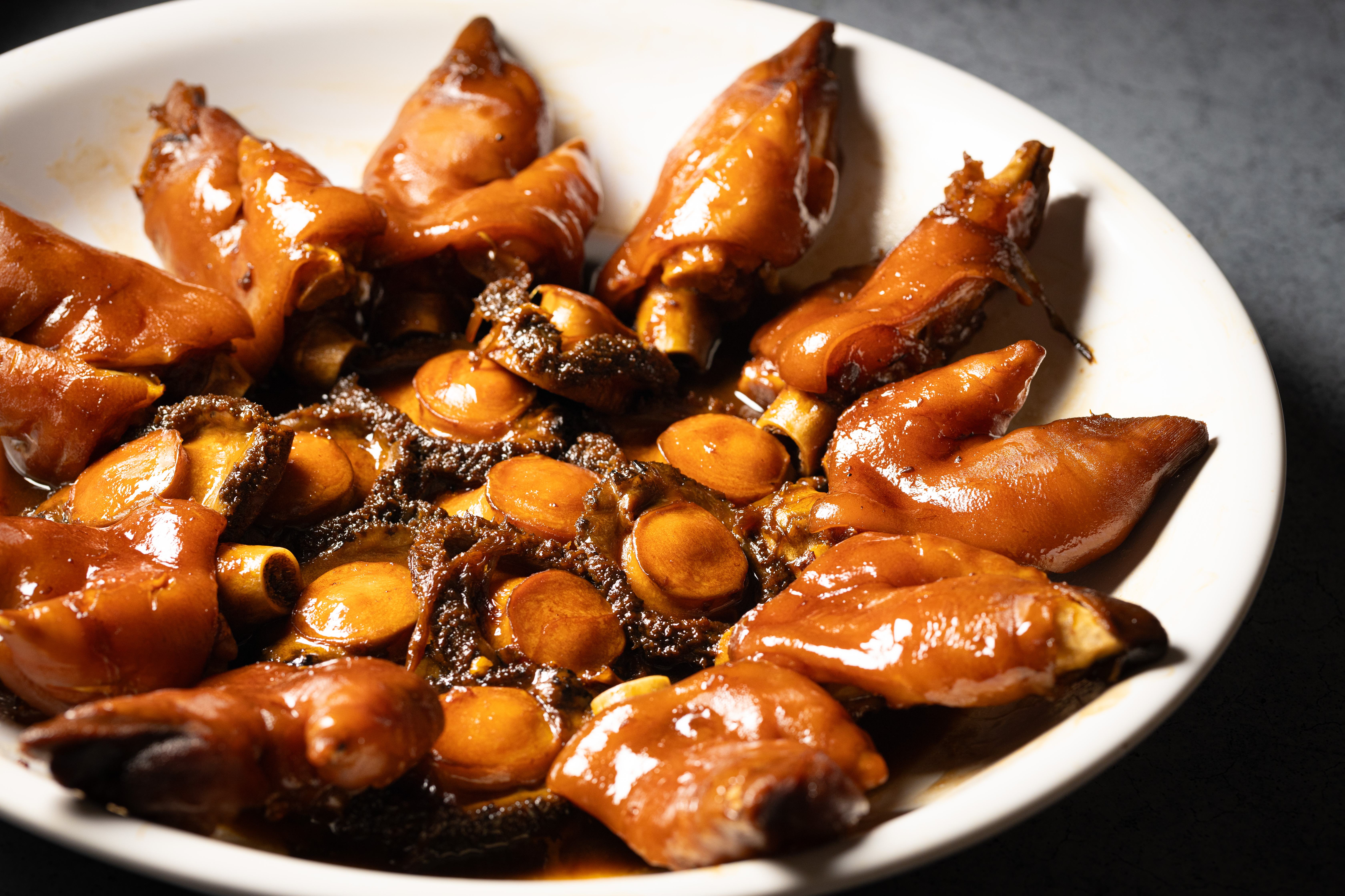 十全十美的「鮮鮑豬手」，是從朧粵主廚簡捷明經營的私廚「聚苑」習得的味道。