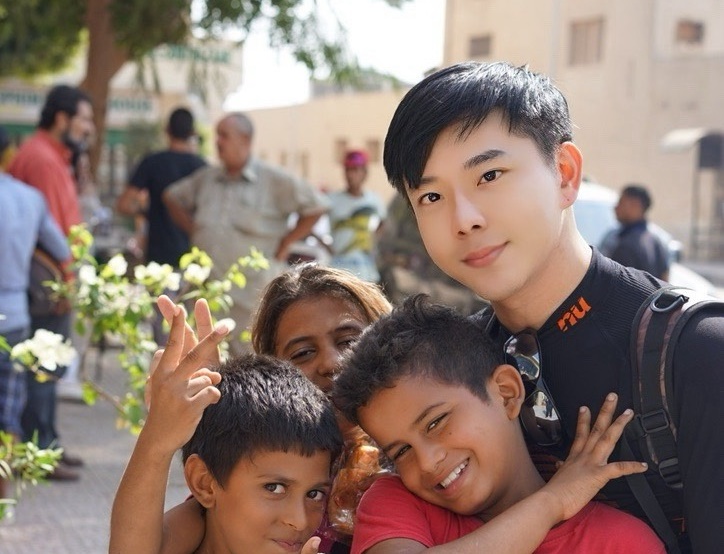 陳孝志多年投入非洲孩童關懷計畫，對於孩童的反饋相當感動，讓他堅持秉持良善，看到自家親姊長期軟禁母親，讓他無法理解。（陳孝志提供）