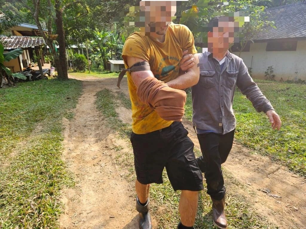 志工的右手自我斬斷,隨即被送往醫院急救。(翻自《中國報》)