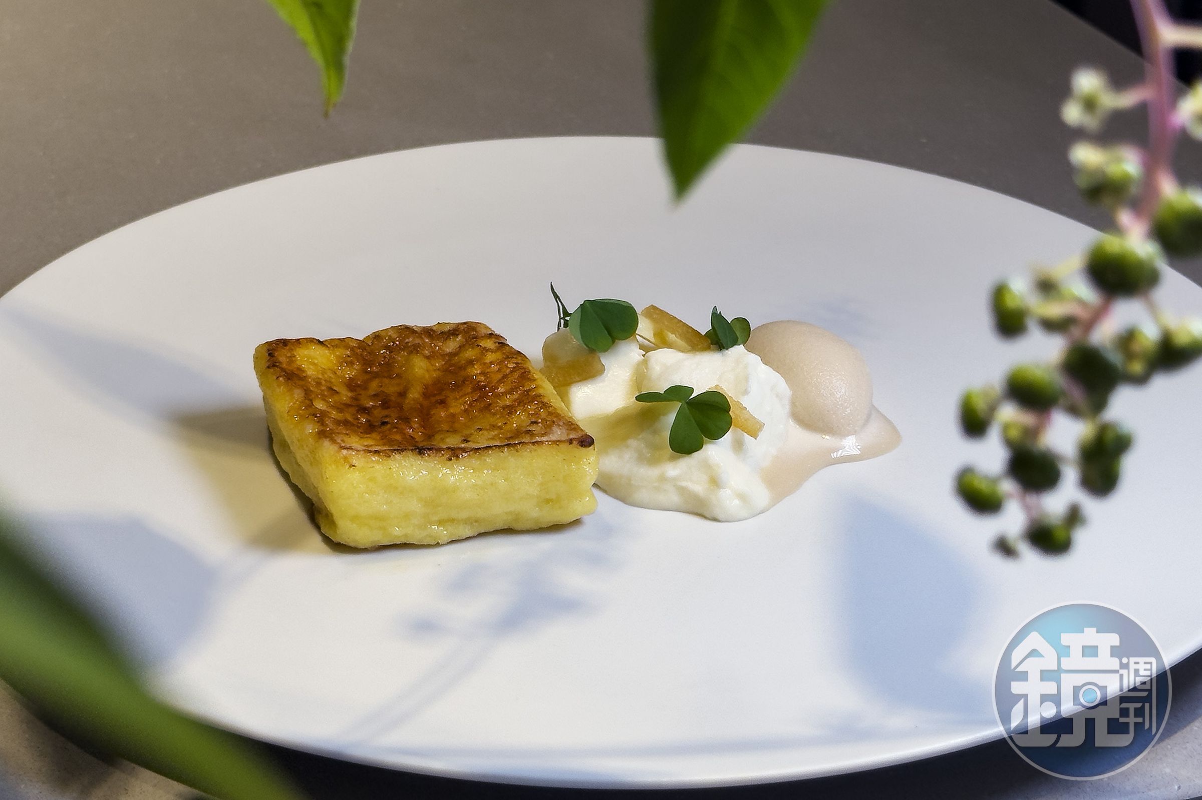 最後一道甜點「白蘆筍/French Toast/楓糖」,展現出白蘆筍的優雅風味、法式吐司的香甜酥脆,再搭配畫龍點睛的鹹檸檬,帶來耐人尋味的結尾。