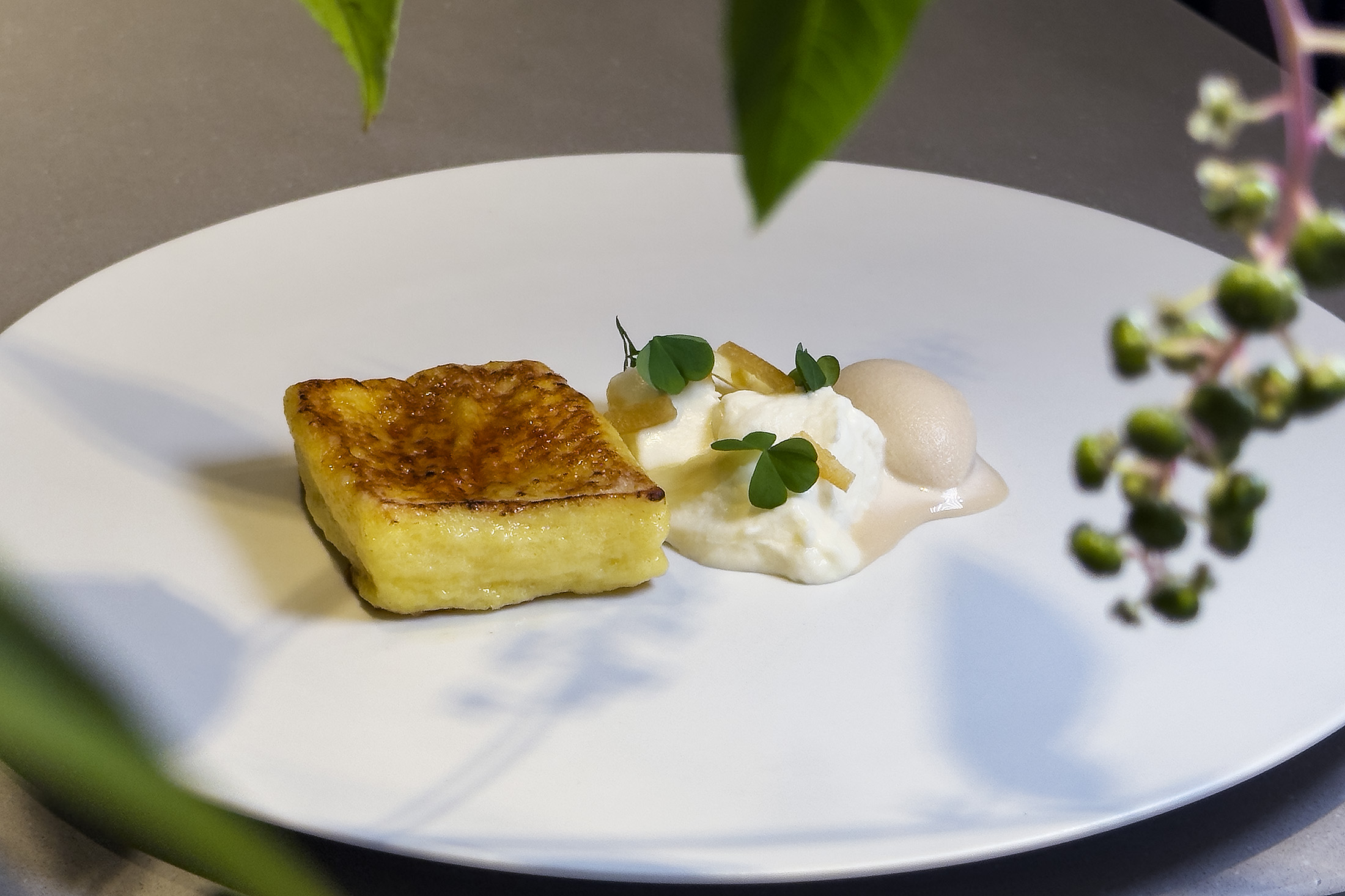 最後一道甜點「白蘆筍／French Toast／楓糖」，展現出白蘆筍的優雅風味、法式吐司的香甜酥脆，再搭配畫龍點睛的鹹檸檬，帶來耐人尋味的結尾。