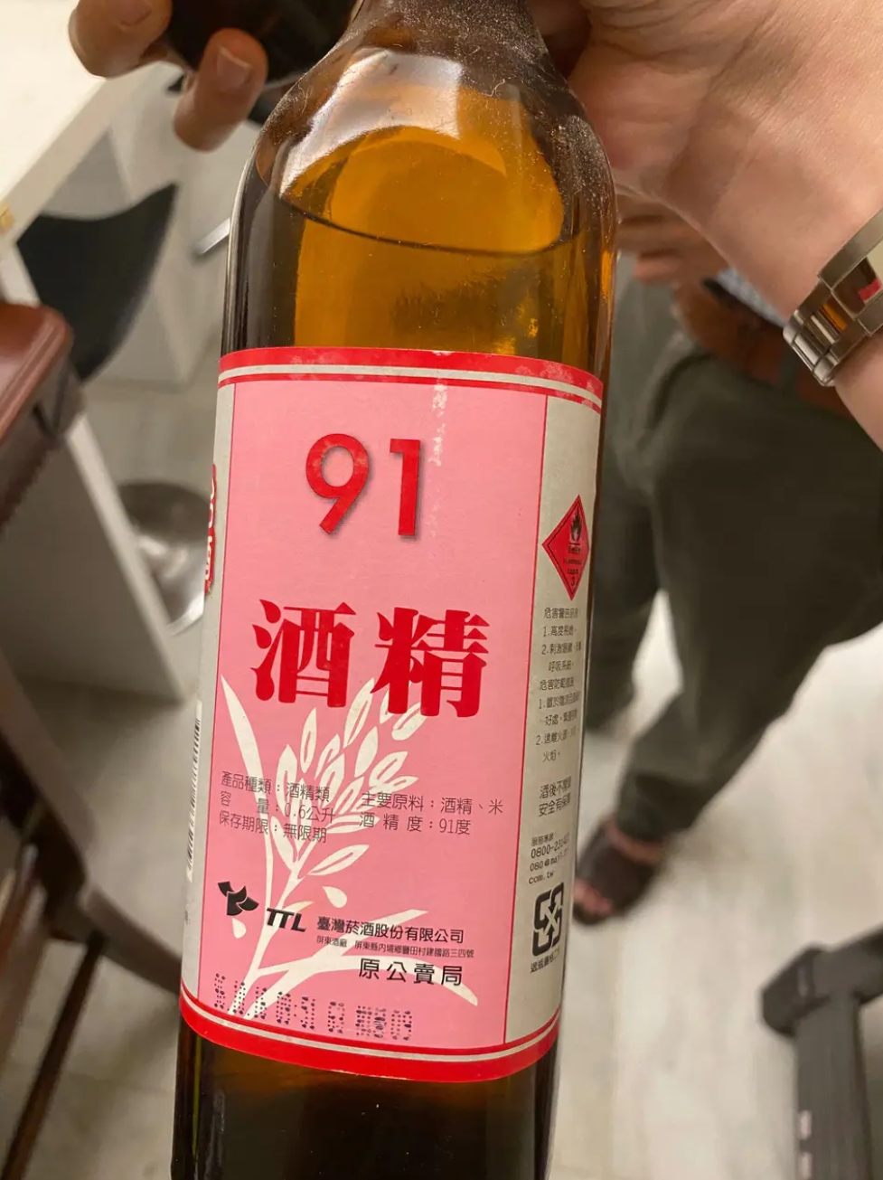 有網友品嘗阿嬤煮的桂圓糯米飯，赫然發現食材竟是使用91%的酒精。（翻攝自Dcard論壇）
