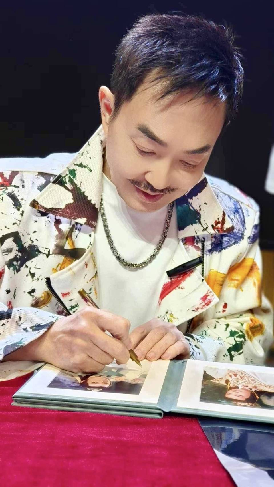 光是簽名合照就耗費了2小時。（經紀人提供）