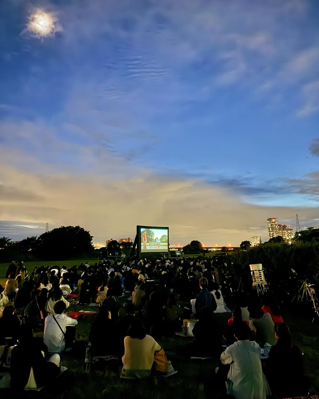《長椅小情歌》在當初拍攝地點舉辦戶外映演活動,吸引許多觀眾前往。(翻攝自奧山由之IG)