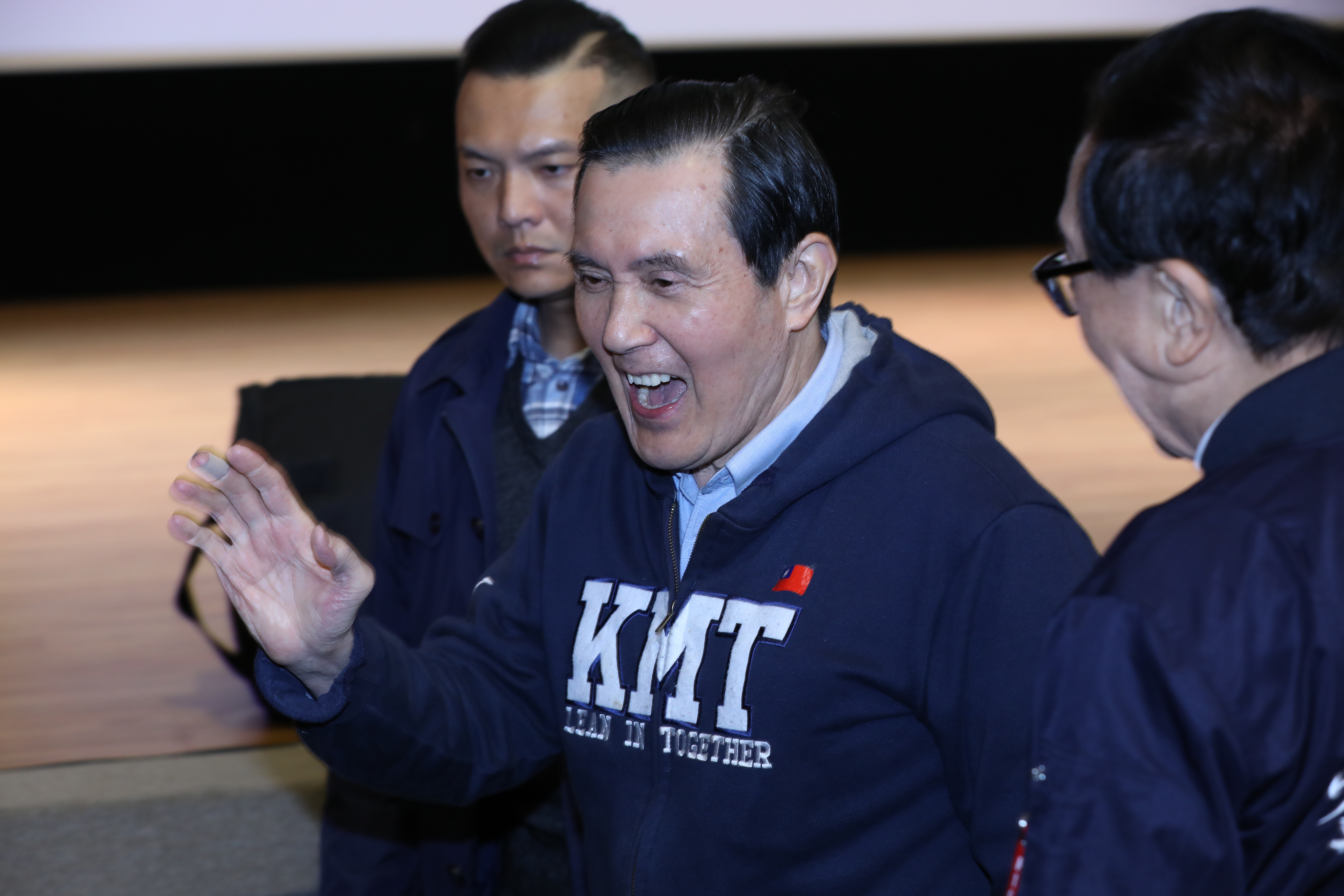 馬英九（圖）兩岸論述引起爭議，國民黨強迫取消馬英九選前之夜的出席權，馬辦也被動接受，對此黃暐瀚為馬英九感到委屈。圖為馬英九出席四海同心，海外團結造勢大會。