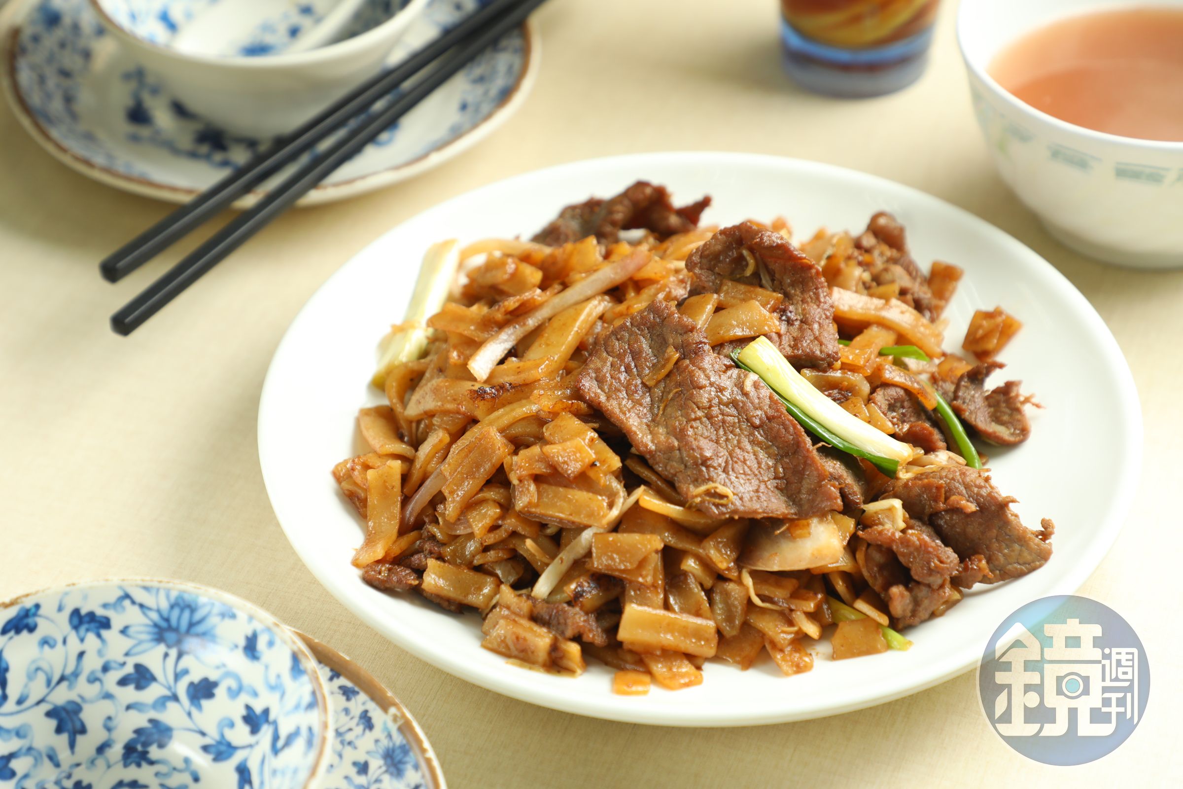 棟記的「乾炒牛河」是大鍋炒製，但河粉不油，牛肉滑嫩，飽足感很高。（港幣64元／份，約NT$241）