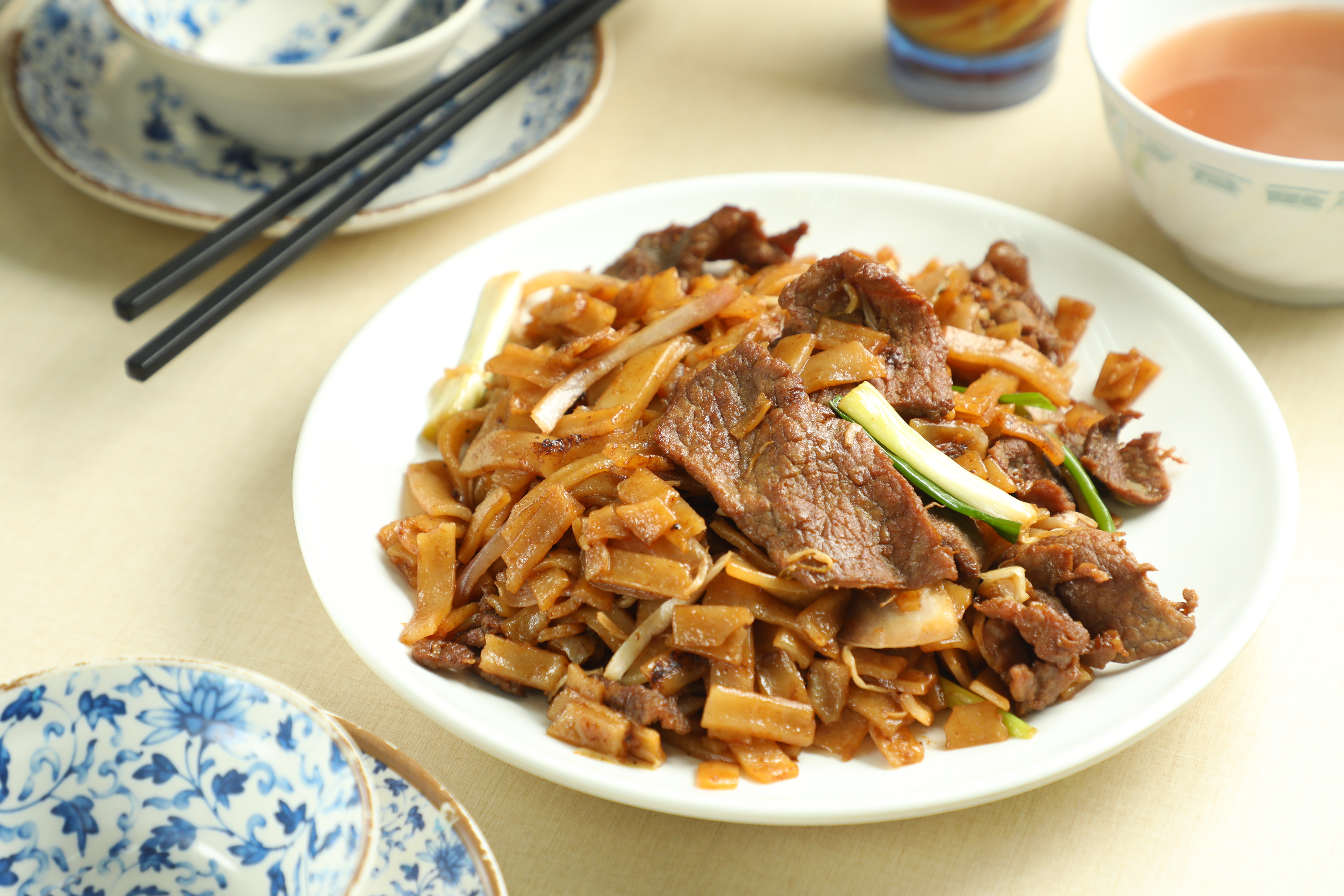 棟記的「乾炒牛河」是大鍋炒製，但河粉不油，牛肉滑嫩，飽足感很高。（港幣64元／份，約NT$241）