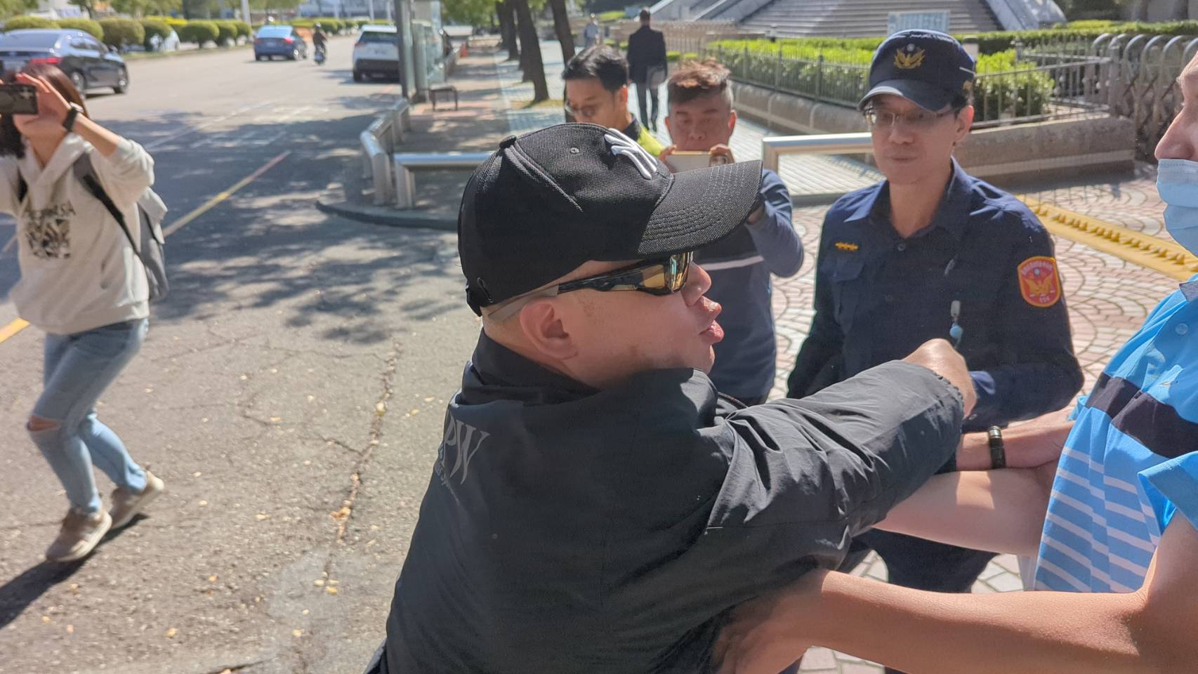 五億高中生案夏男出庭被黑衣男子重毆。