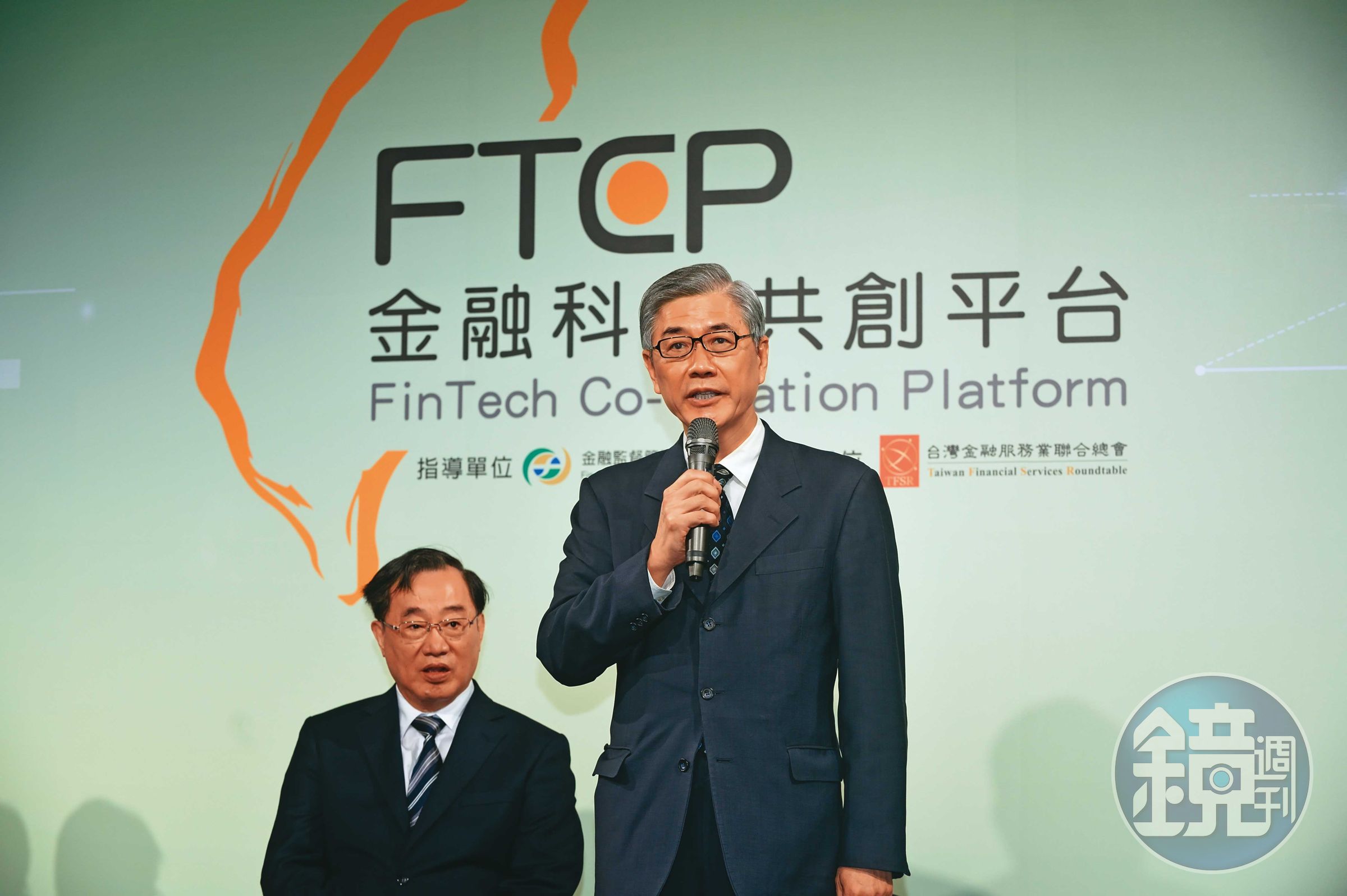 金管會眼見純網銀持續虧錢，出手助攻開放純網銀做財管。圖右為金管會主委黃天牧。