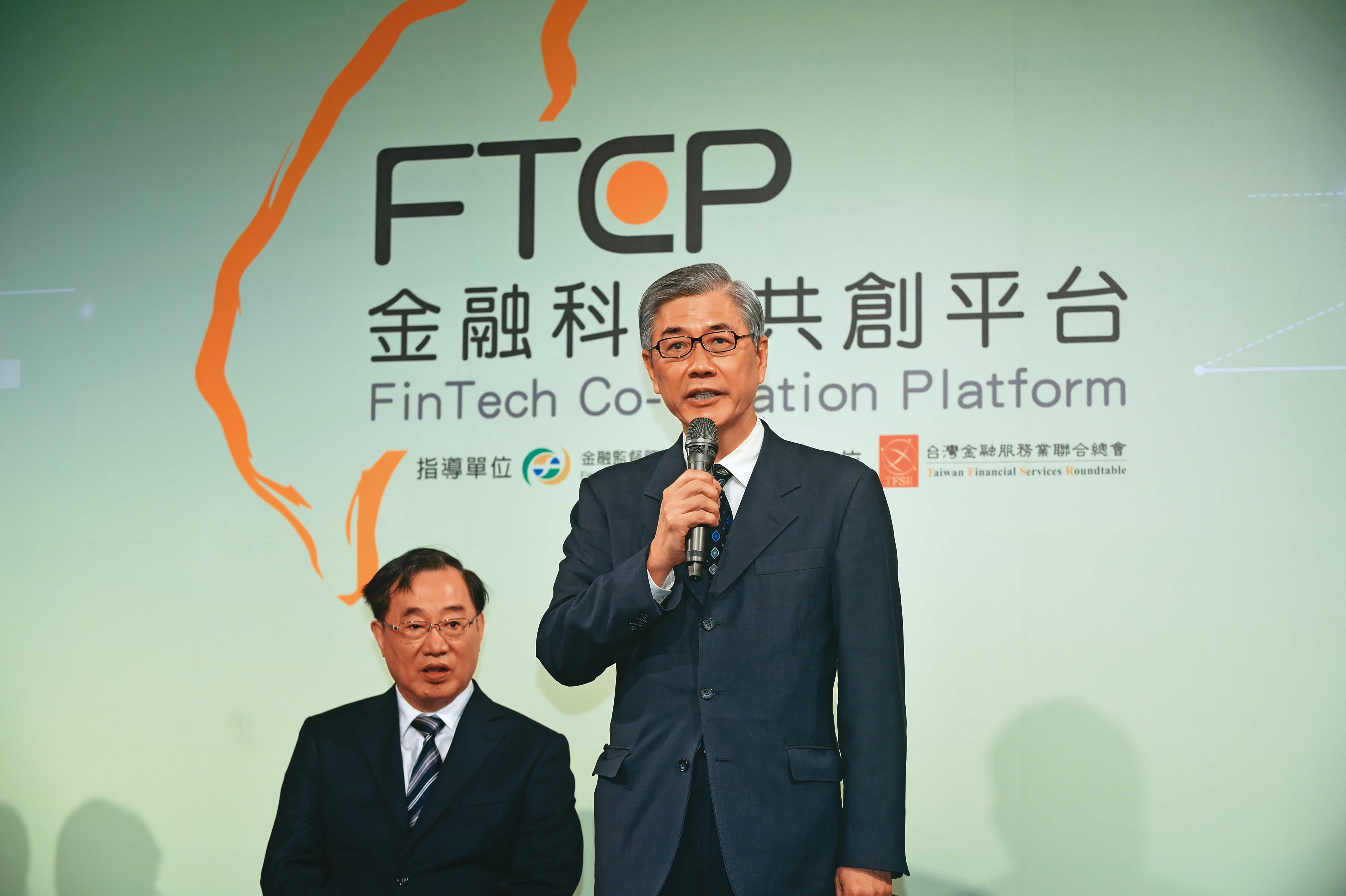 金管會眼見純網銀持續虧錢，出手助攻開放純網銀做財管。圖右為金管會主委黃天牧。