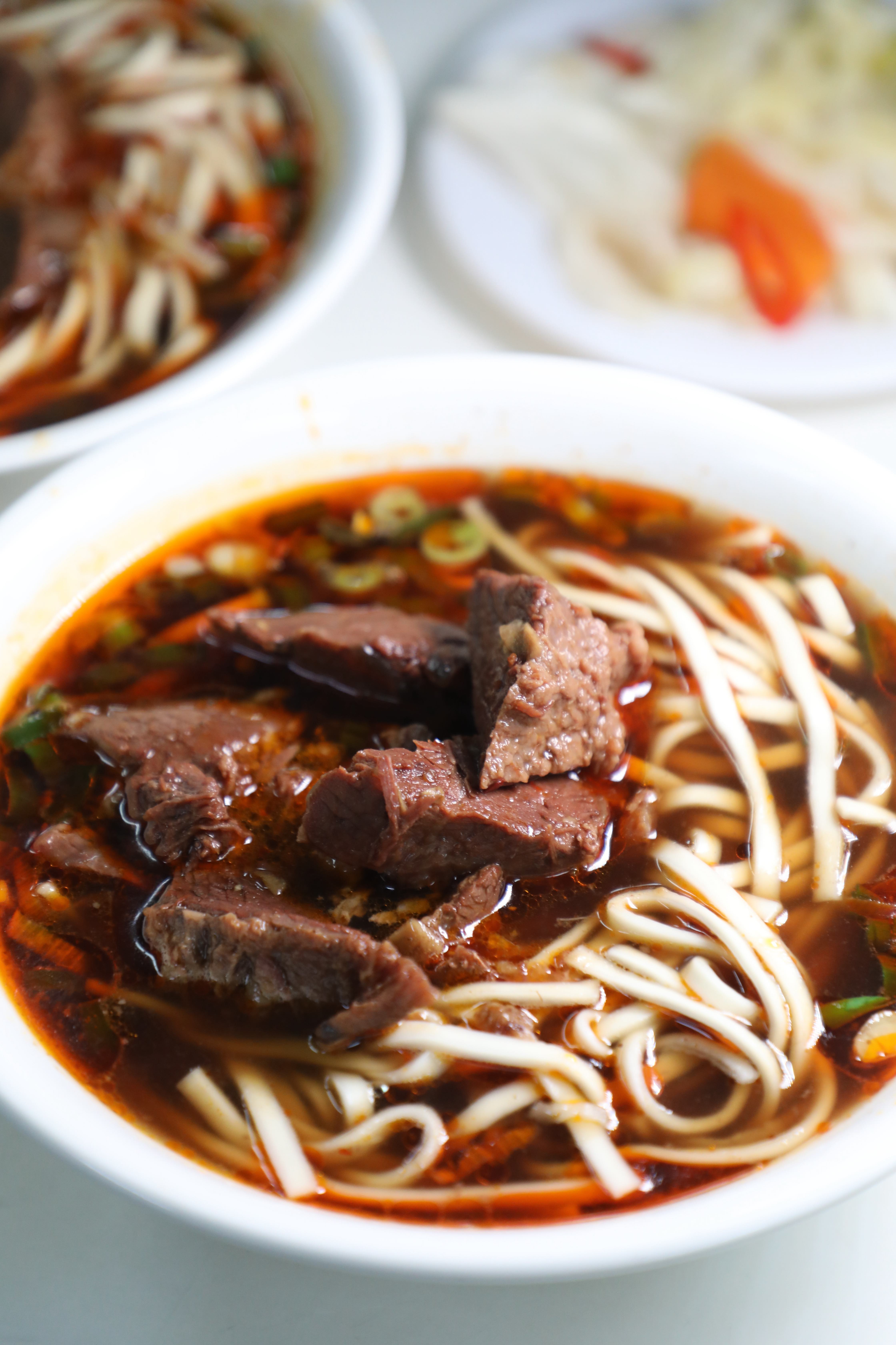 老王記的「牛肉麵」提供紅燒與清燉兩種湯底選擇，浮著紅油的紅燒是店內招牌。（250元／碗）
