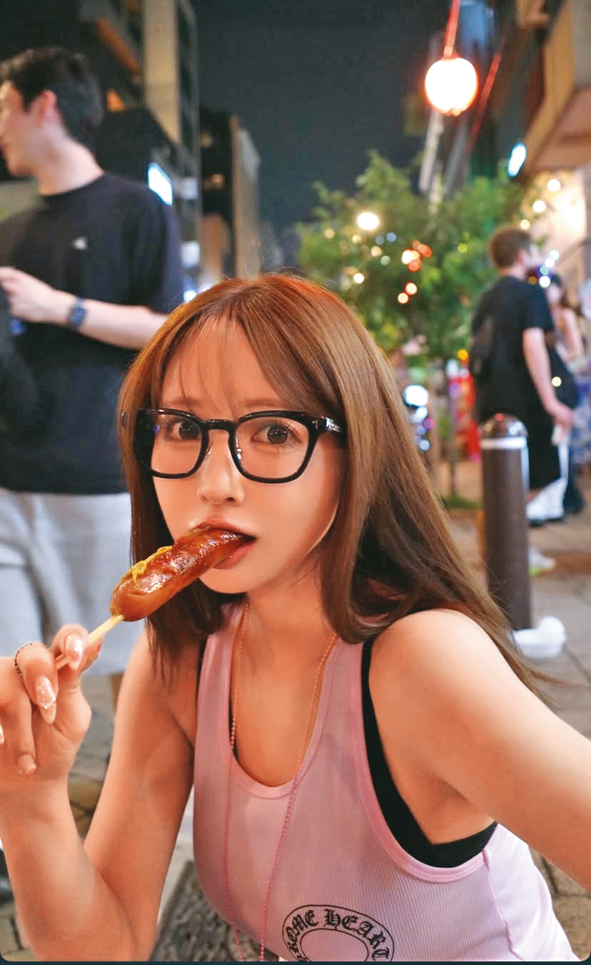 若要來場美食對決，三上悠亞嘴裡的這根香腸，應該還是會無懸念勝出。（翻攝自三上悠亞IG）