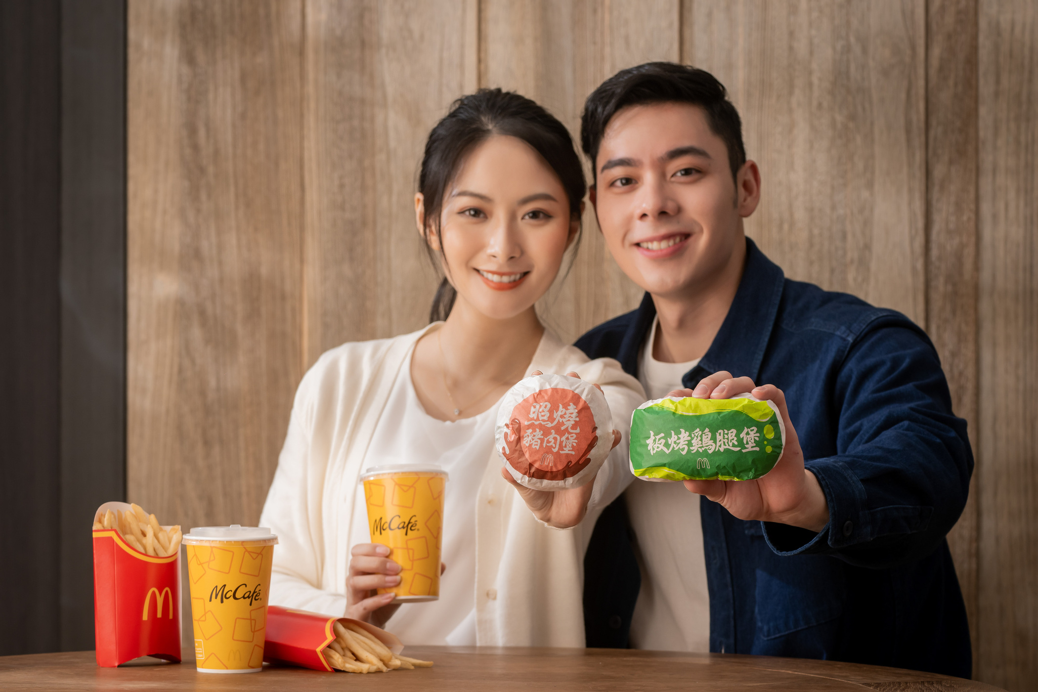 還你記憶中的美好滋味！ 麥當勞板烤鷄腿堡、照燒豬肉堡 3/27 、4/10經典復刻上市 「還你套餐」搭配焦糖冰奶茶，復刻美味一次滿足