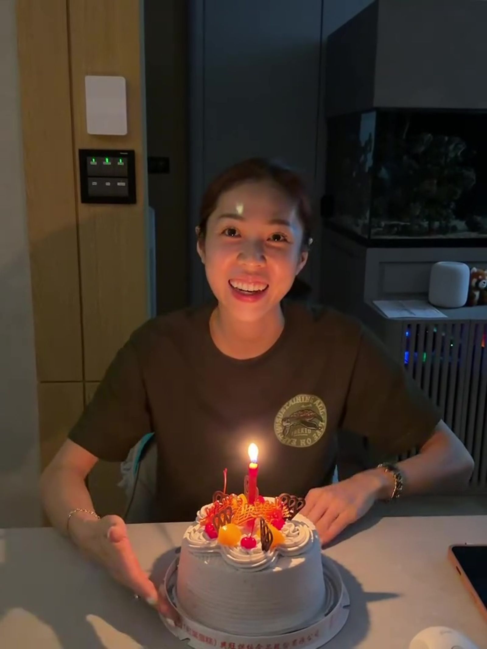 KID給老婆送上生日蛋糕。（翻攝KID臉書）