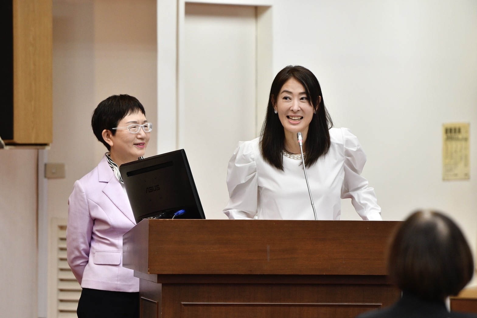 賈永婕（右）首度到立法院備詢，左為財政部長莊翠雲。